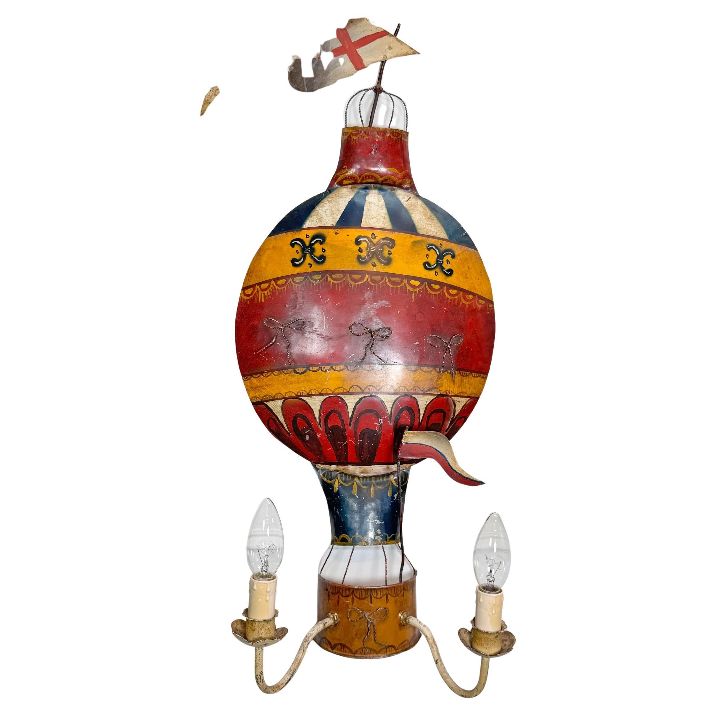 Impresionante y colorido aplique de pared francés tole Montgolfiere (globo aerostático) de 1930.



Esta impresionante luz es un hallazgo muy raro en tan buen estado original



El cuerpo principal del globo de la luz es totalmente de metal con