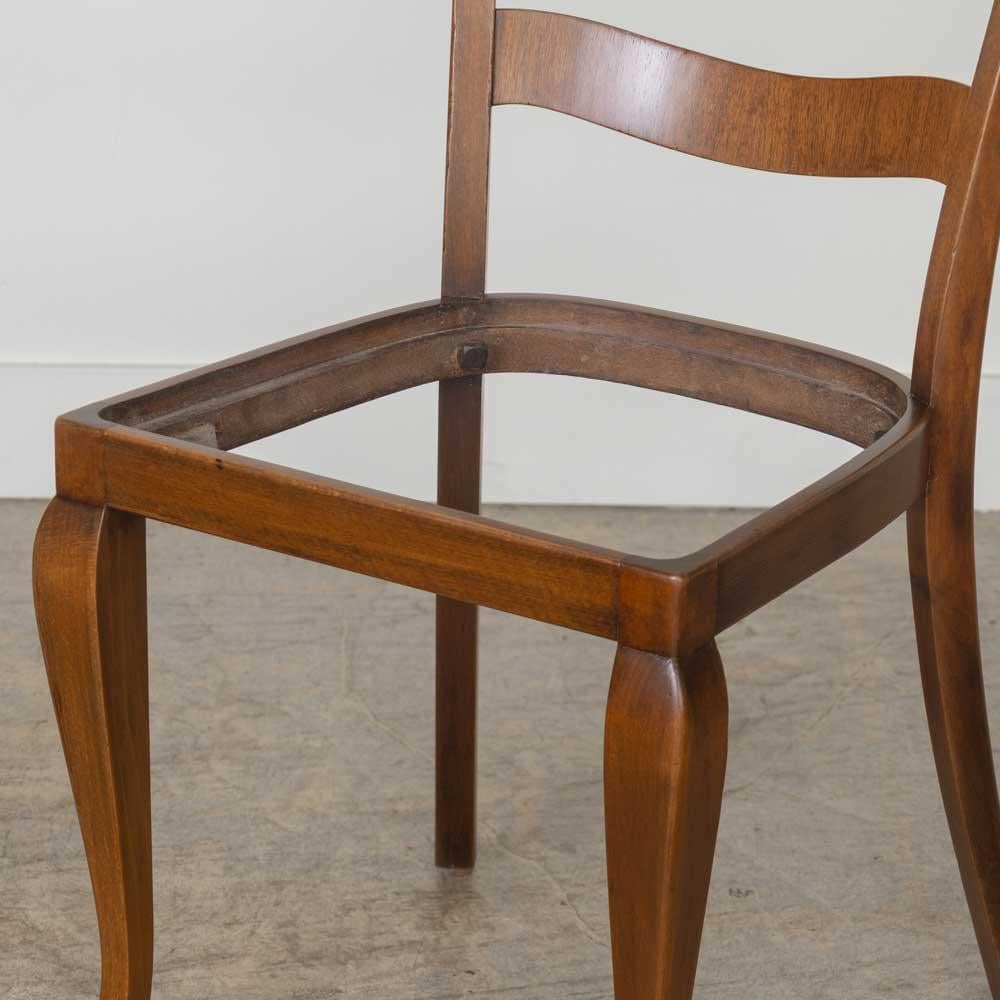 Sedie da pranzo francesi con schienale ondulato in noce del 1930 in vendita 9