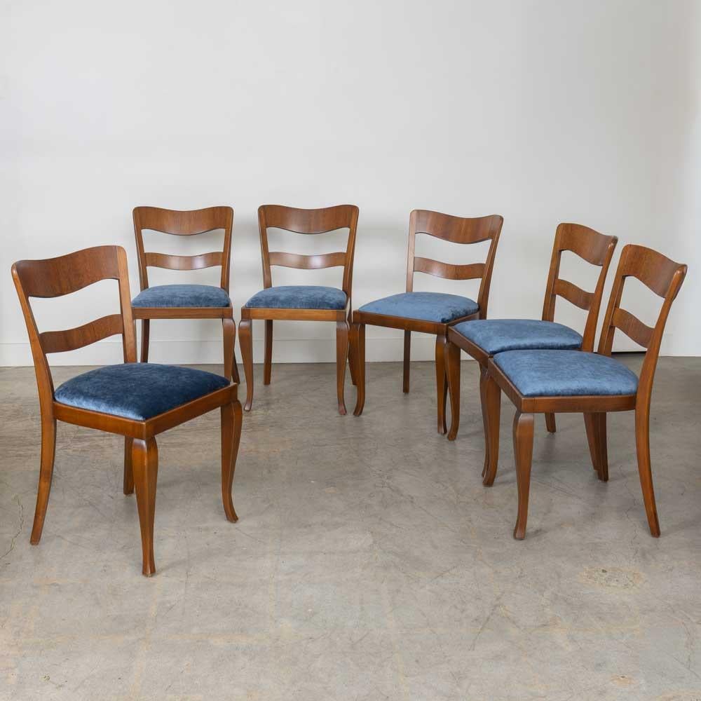 Incredibile set di 6 sedie da pranzo in legno di noce e faggio provenienti dalla Francia, anni '30. Struttura in legno massiccio con schienale ondulato e gambe cabriole. Il legno appena rifinito mostra bellissime venature naturali, età e patina.