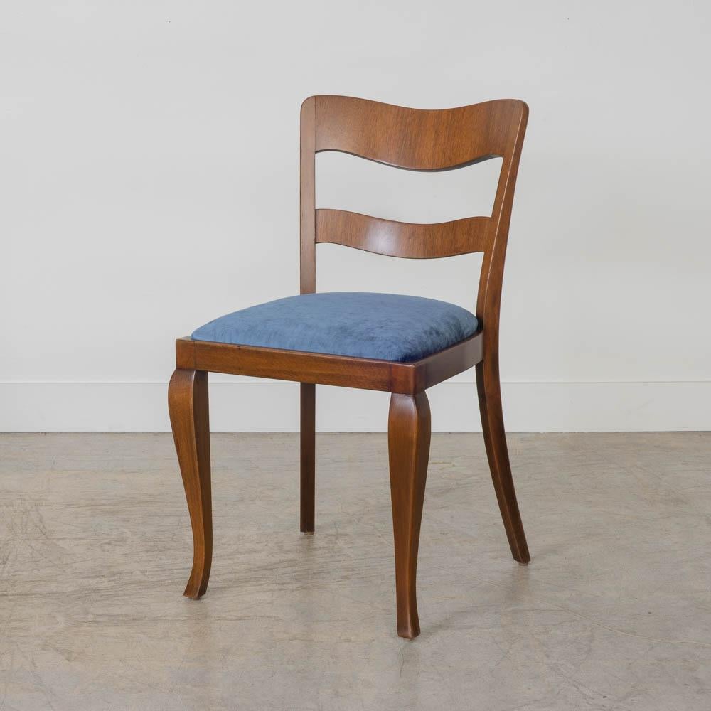 Sedie da pranzo francesi con schienale ondulato in noce del 1930 In condizioni buone in vendita a Los Angeles, CA