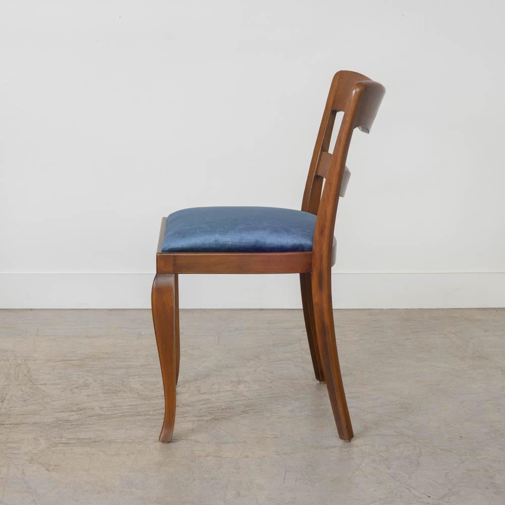 Metà XX secolo Sedie da pranzo francesi con schienale ondulato in noce del 1930 in vendita