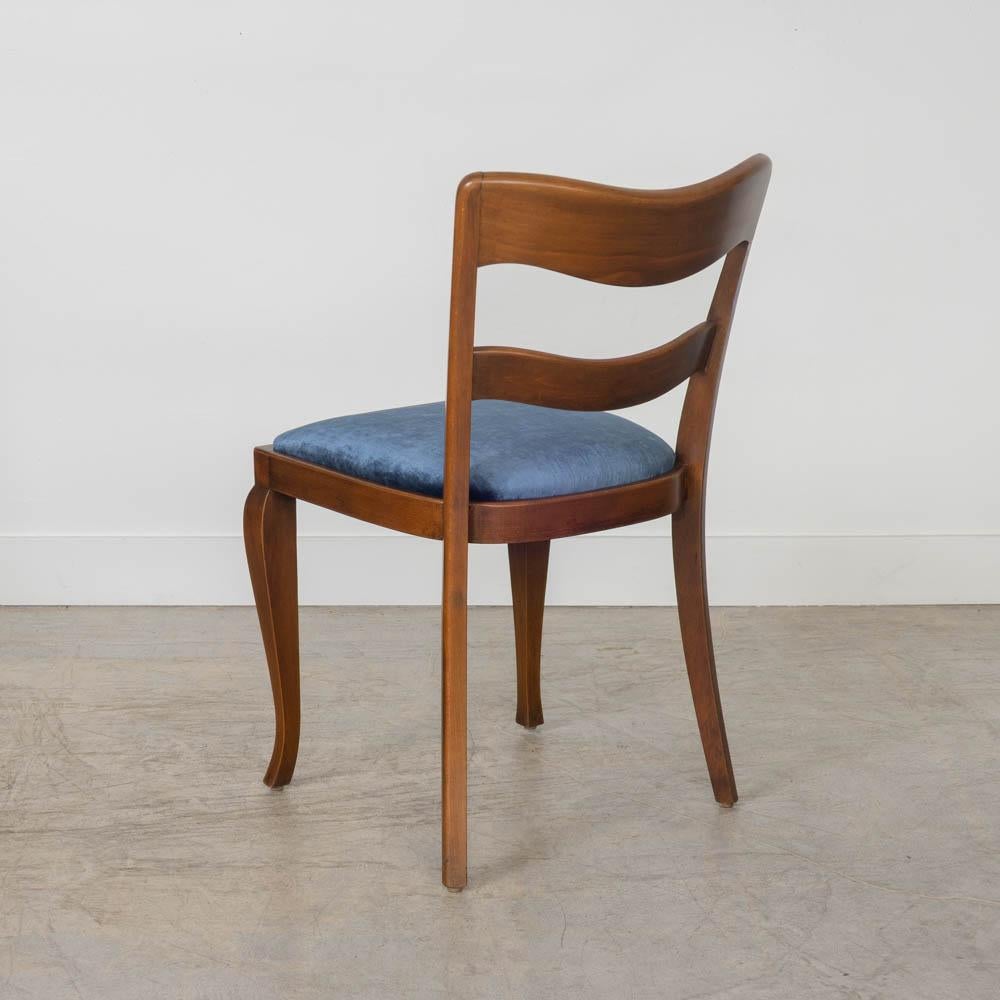 Legno Sedie da pranzo francesi con schienale ondulato in noce del 1930 in vendita