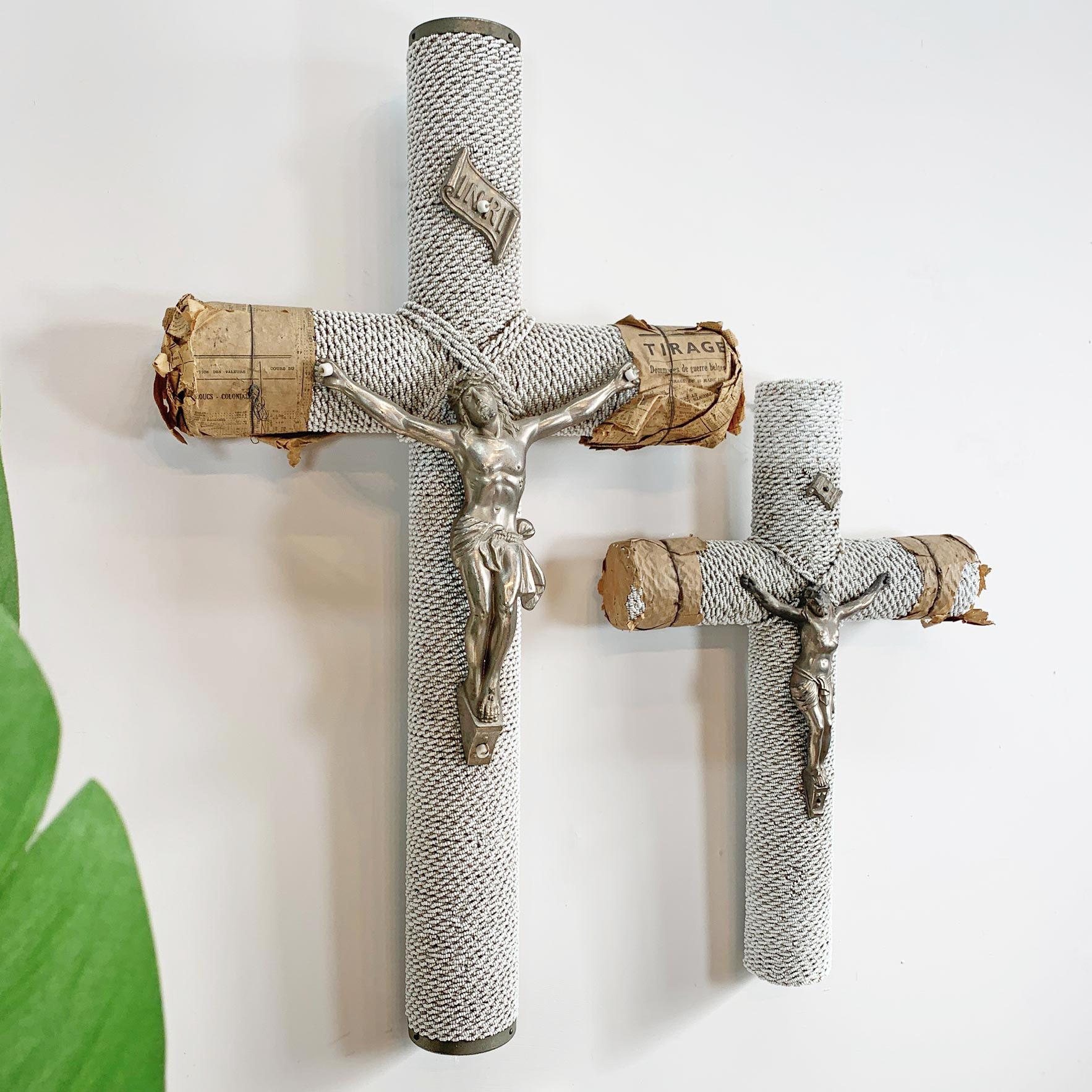 Incroyable paire de crucifix religieux français des années 1930, le corps de chaque crucifix est en bois puis recouvert de milliers de perles de verre opaque enfilées à la main. Au sommet de chaque crucifix se trouve un rouleau de zinc sur lequel on