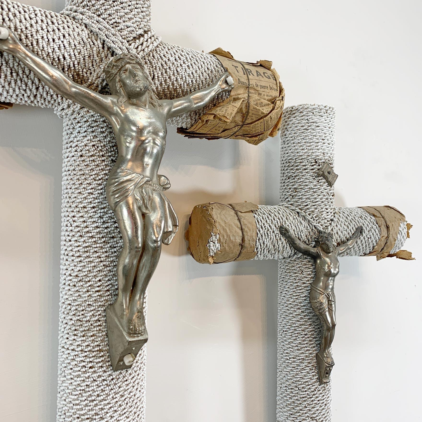  Crucifixes commémoratifs français des années 1930 en perles de verre blanc et zinc Bon état - En vente à Hastings, GB