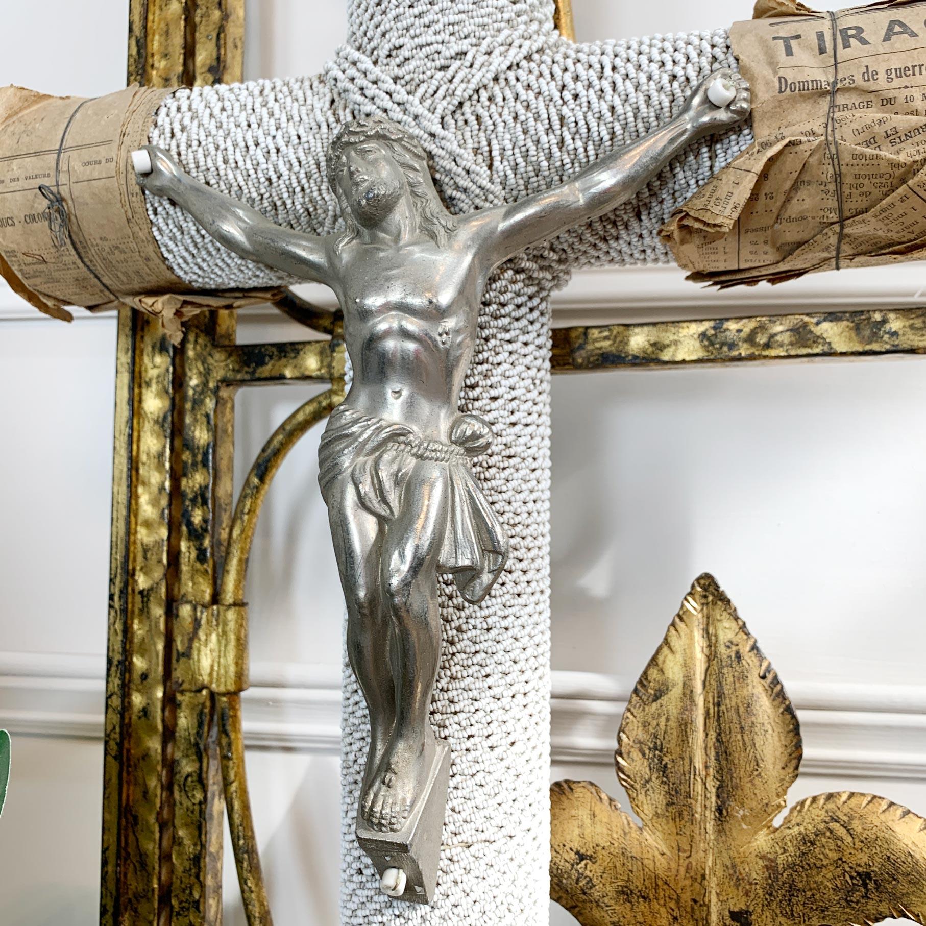 Crucifixes commémoratifs français des années 1930 en perles de verre blanc et zinc en vente 1