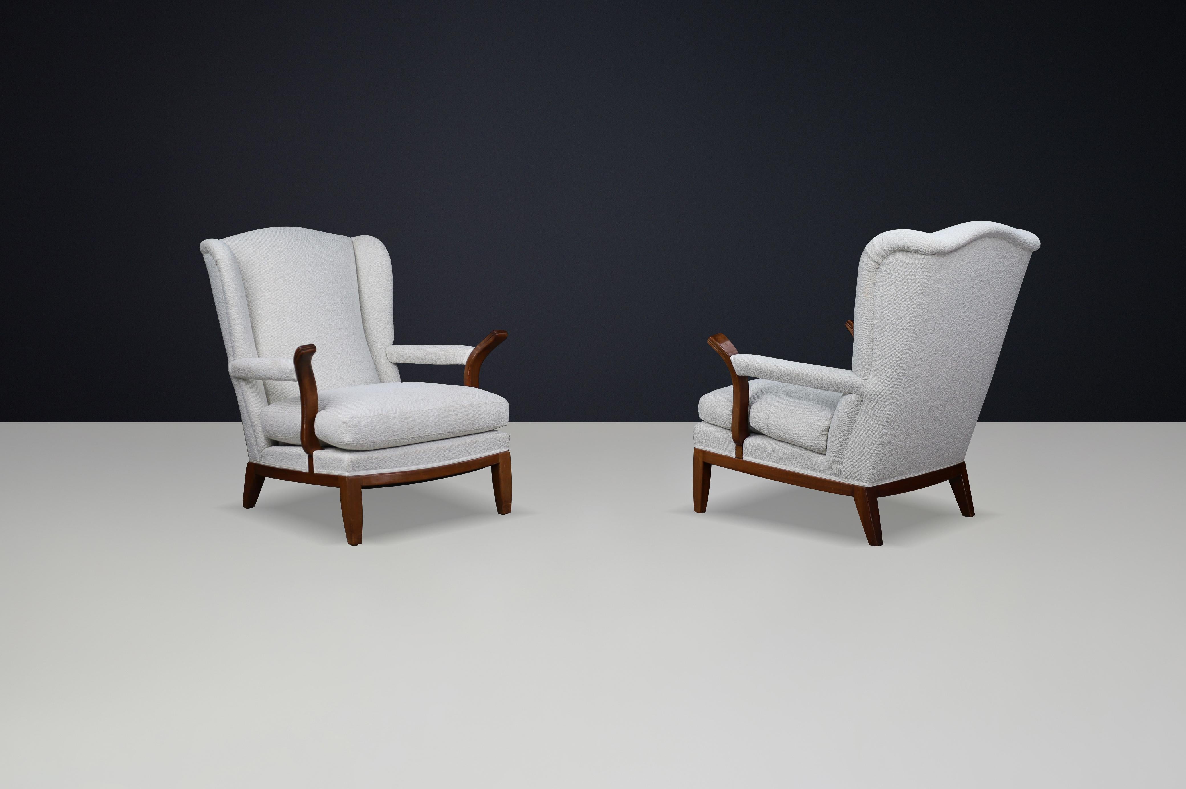 1930s French Wingback Lounge Chairs in the Style of Guillerme et Chambron

This exquisite pair of French wingback lounge chairs, dating from the 1930s, beautifully embodies the refined craftsmanship and elegant proportions typical of the era.