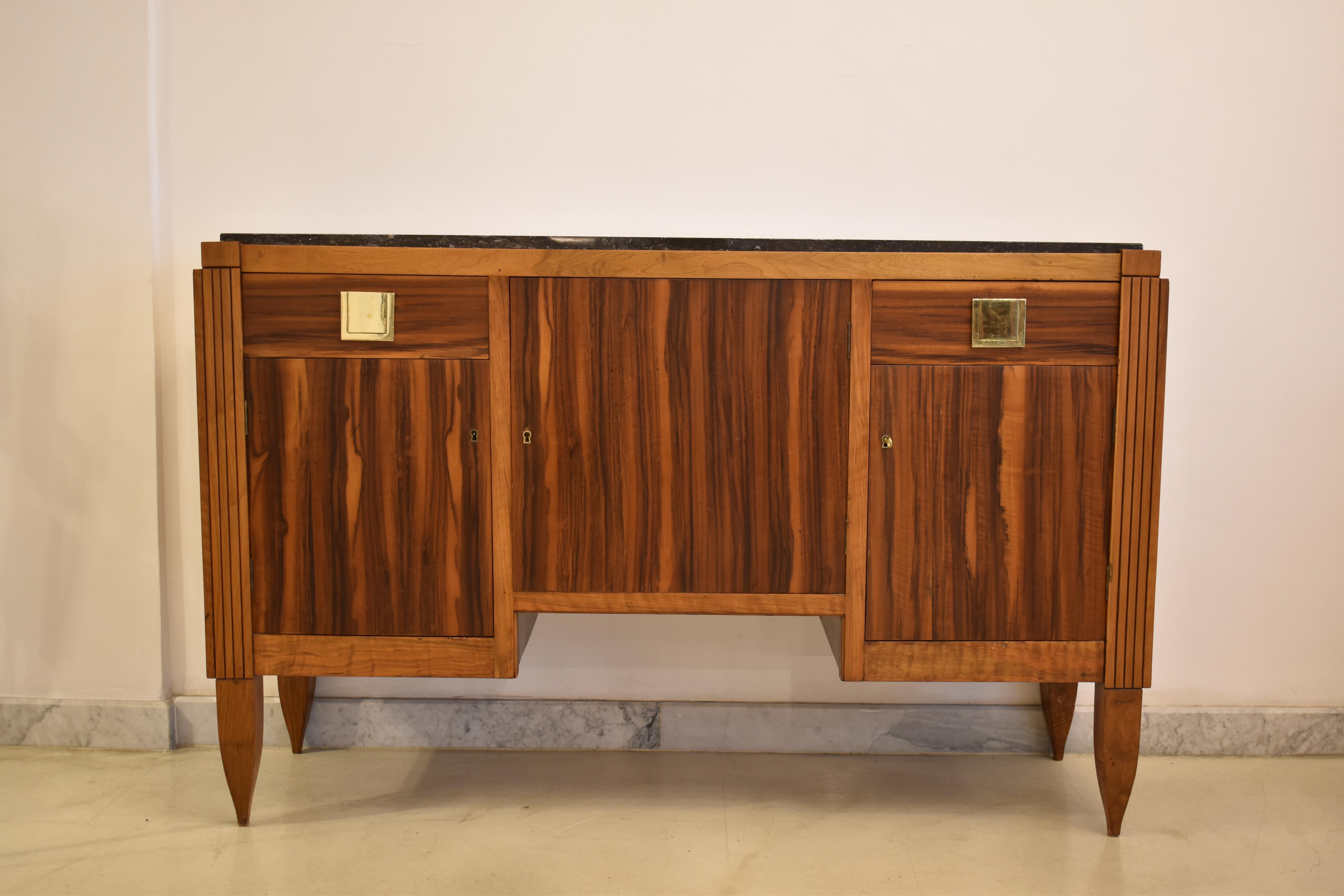 Un elegante buffet da collezione degli anni '30, progettato dal designer francese André Sornay, realizzato con una meticolosa attenzione alla qualità, caratterizzato da una robusta struttura in legno, completata da un sorprendente piano in marmo