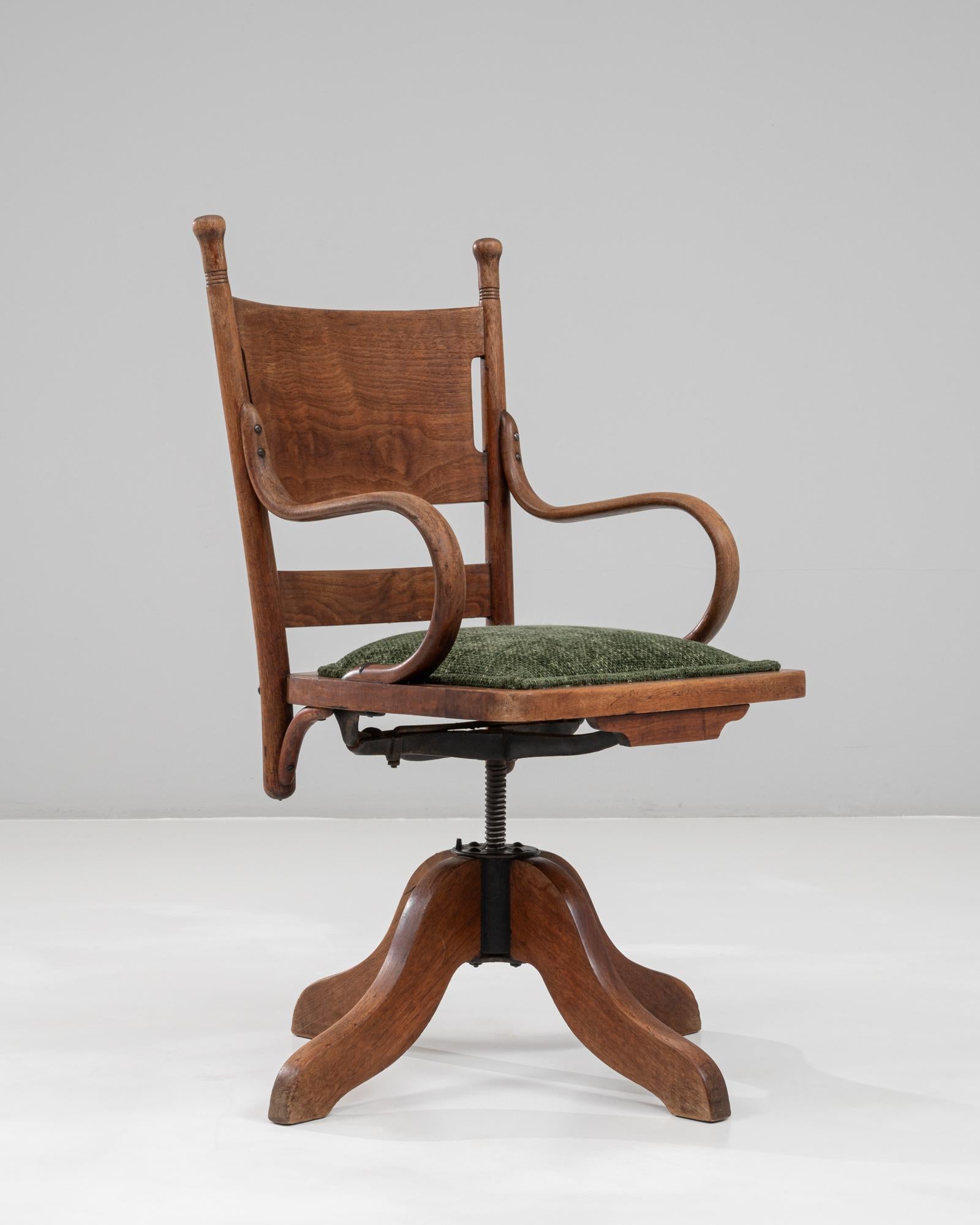 Fauteuil pivotant en bois français des années 1930 avec assise tapissée en vente 4