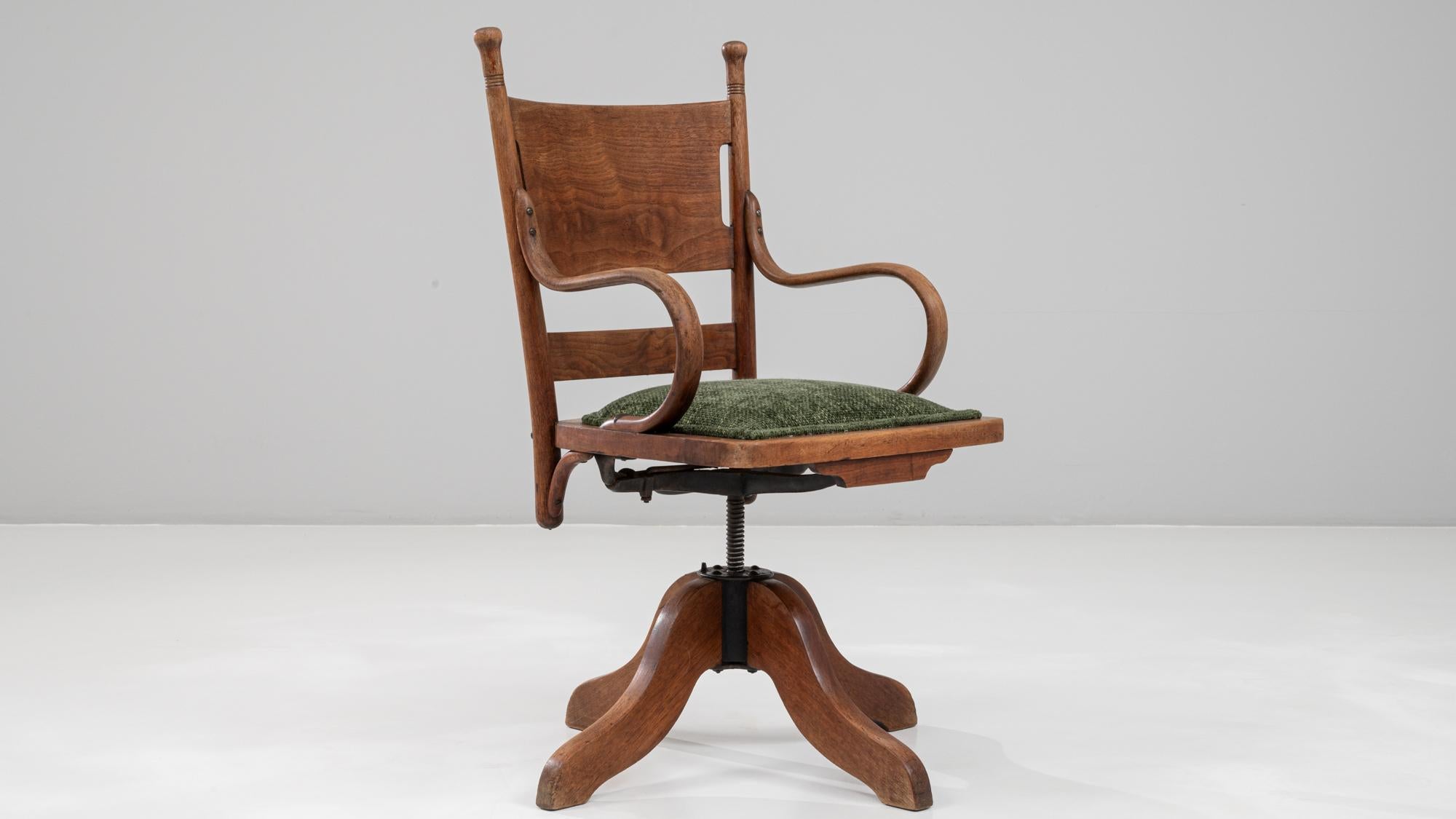 Fauteuil pivotant en bois français des années 1930 avec assise tapissée en vente 5