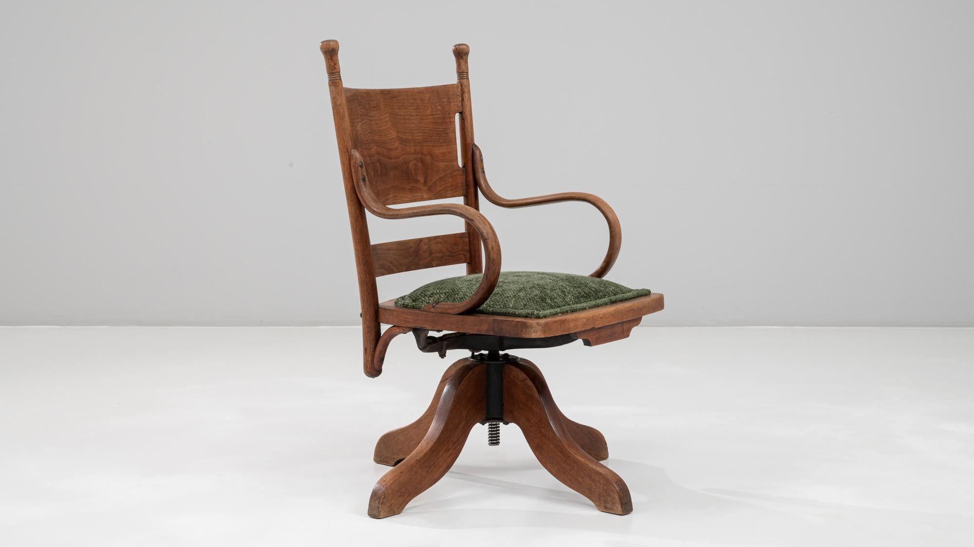 Fauteuil pivotant en bois français des années 1930 avec assise tapissée en vente 6