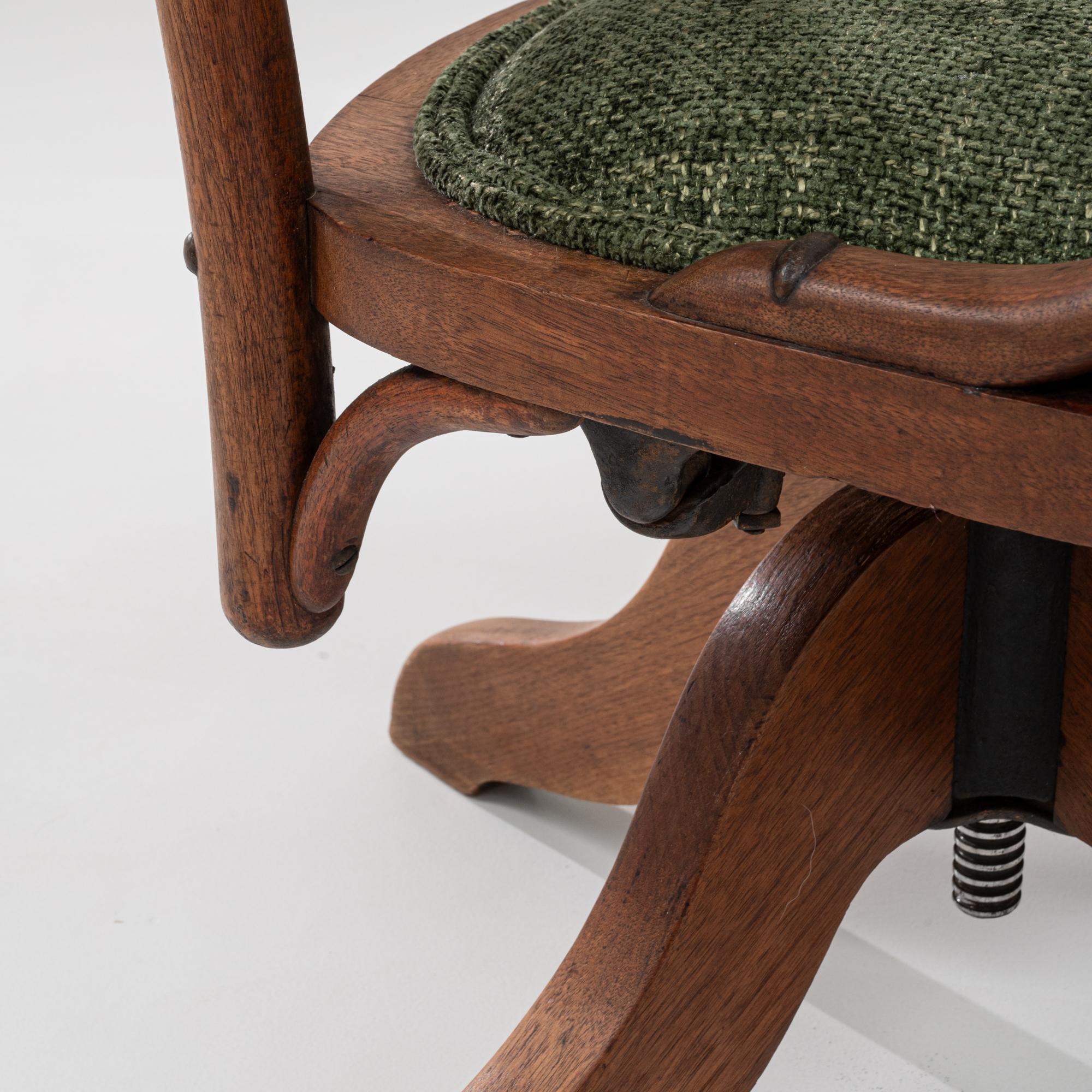 Fauteuil pivotant en bois français des années 1930 avec assise tapissée en vente 9