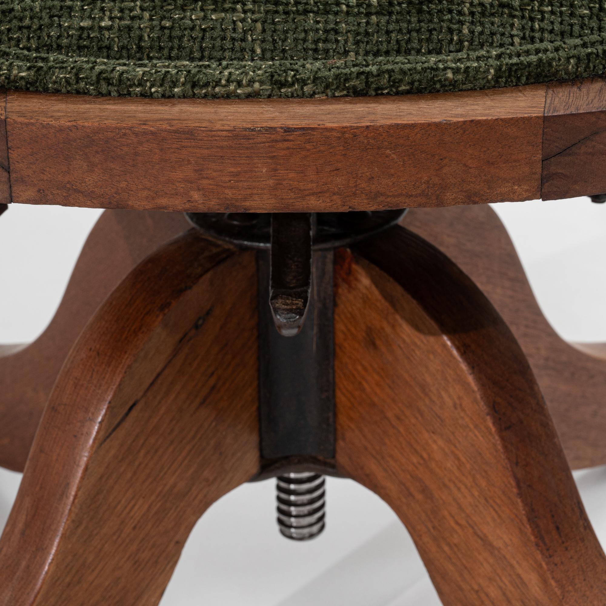 Fauteuil pivotant en bois français des années 1930 avec assise tapissée en vente 10