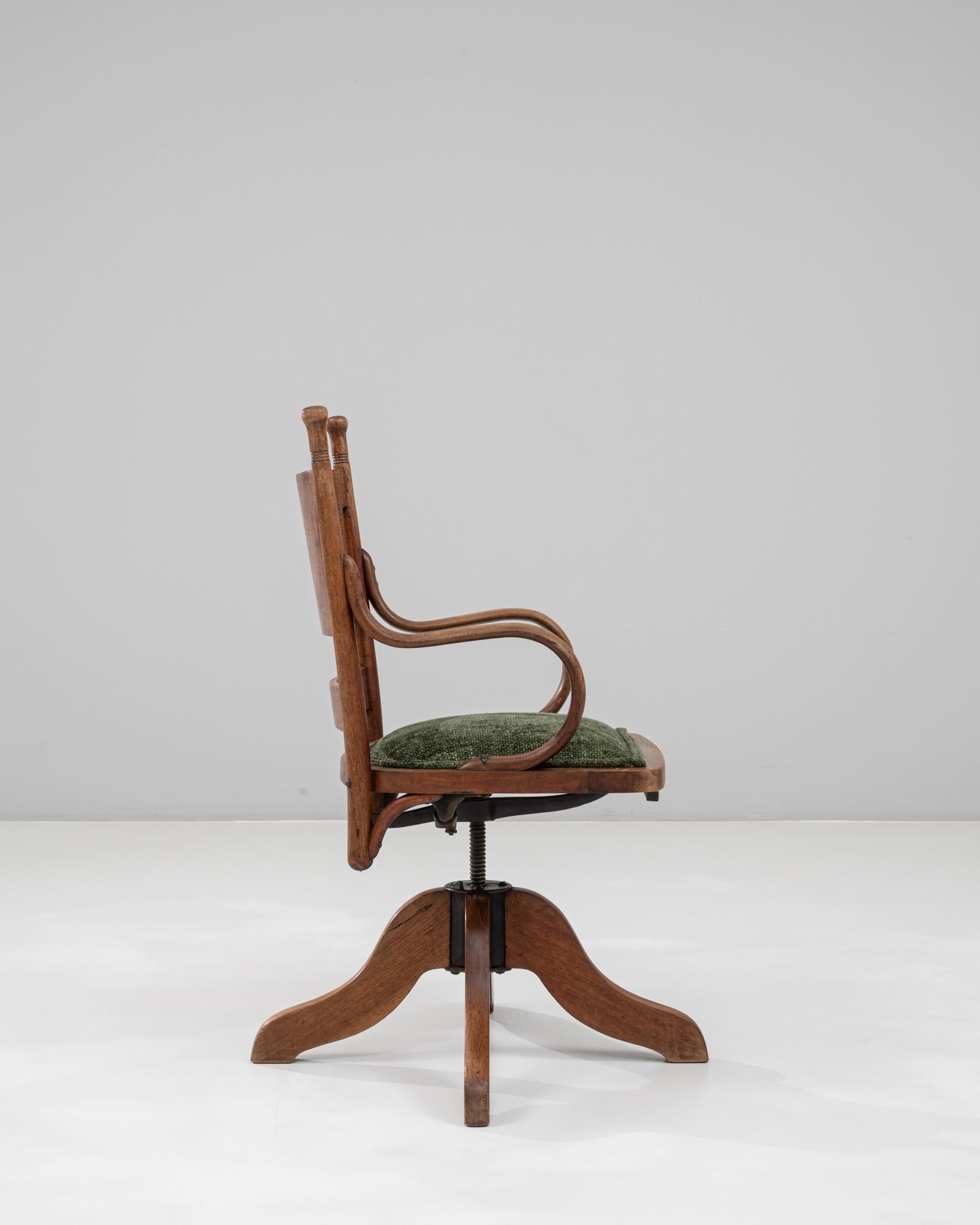 Français Fauteuil pivotant en bois français des années 1930 avec assise tapissée en vente