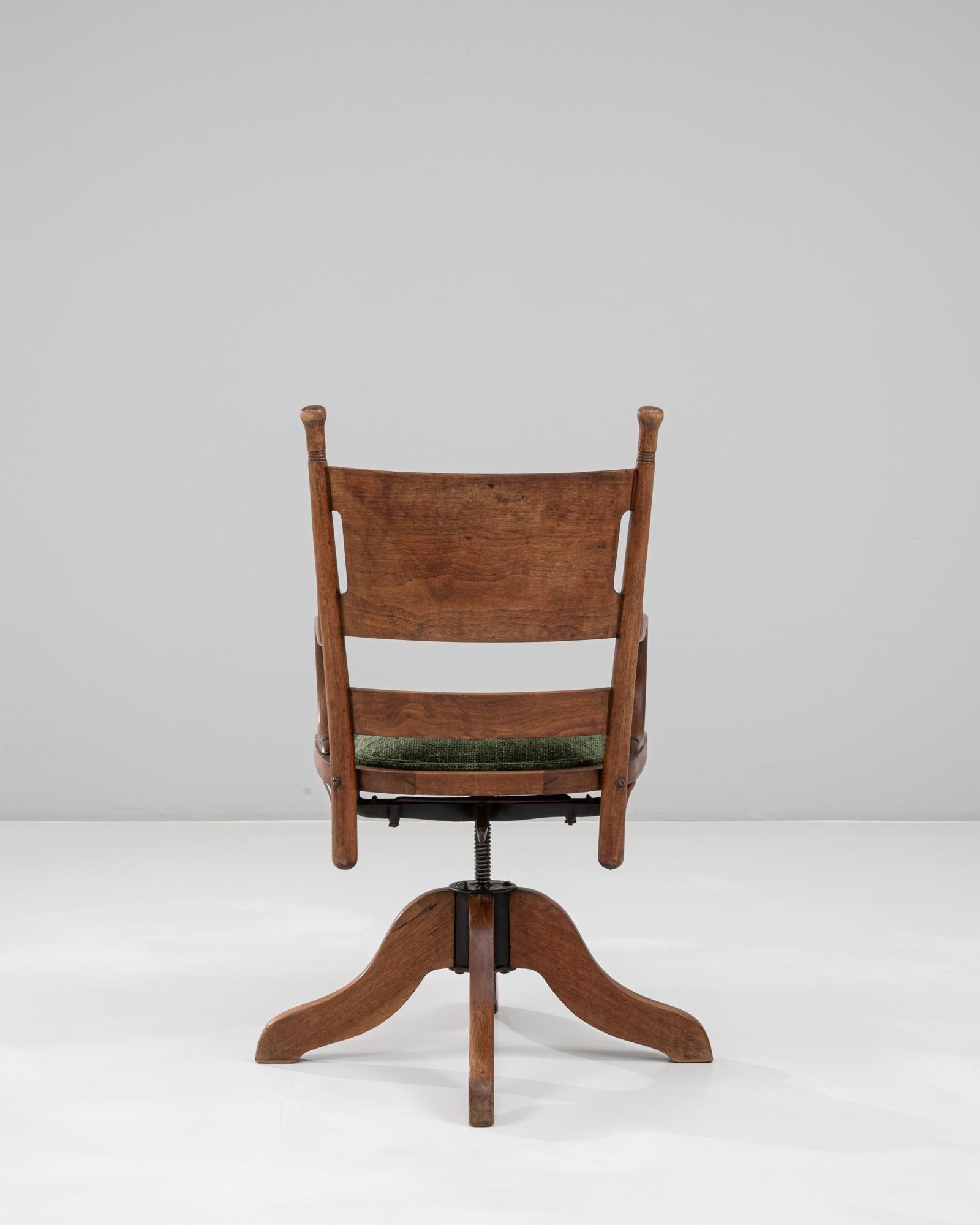 Fauteuil pivotant en bois français des années 1930 avec assise tapissée Bon état - En vente à High Point, NC