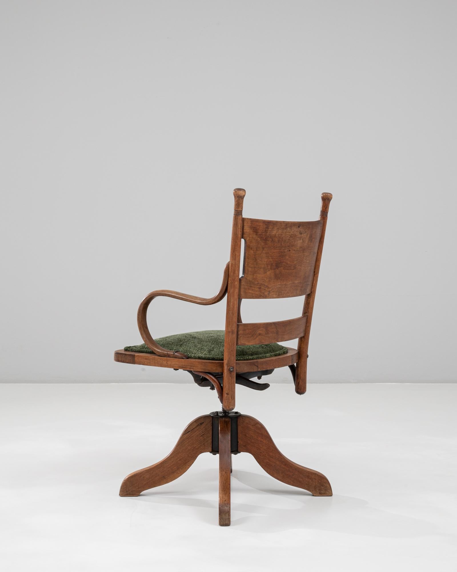20ième siècle Fauteuil pivotant en bois français des années 1930 avec assise tapissée en vente