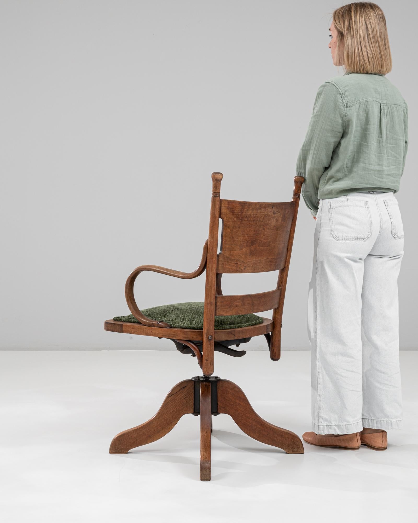Tissu d'ameublement Fauteuil pivotant en bois français des années 1930 avec assise tapissée en vente