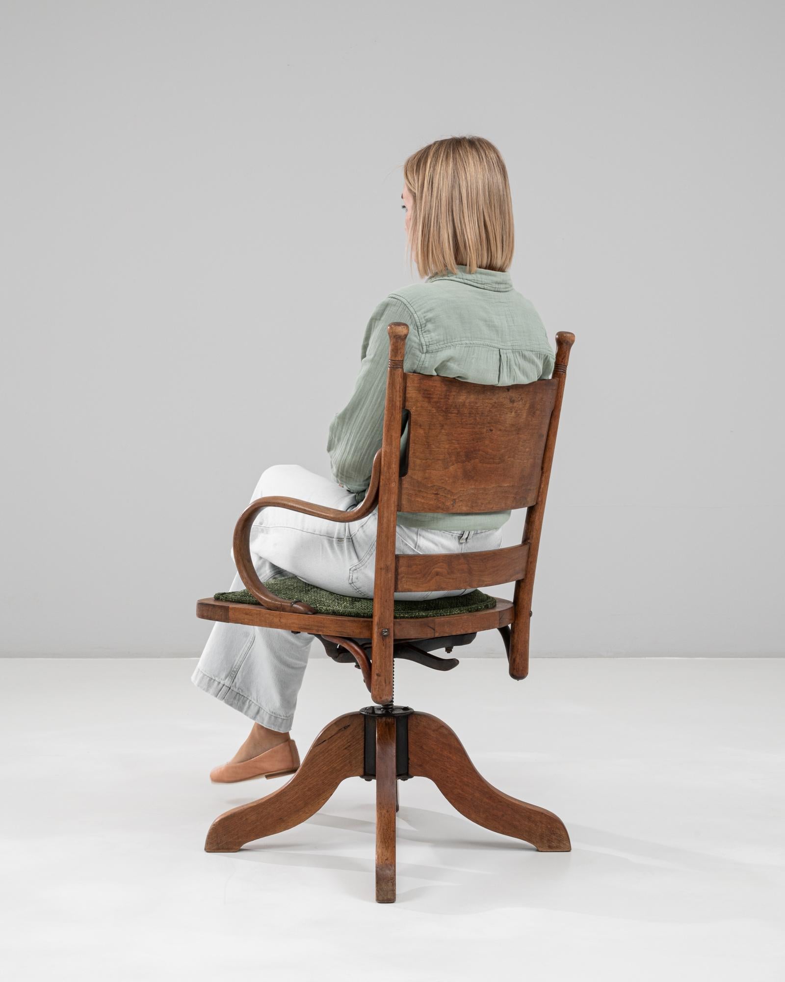 Fauteuil pivotant en bois français des années 1930 avec assise tapissée en vente 1