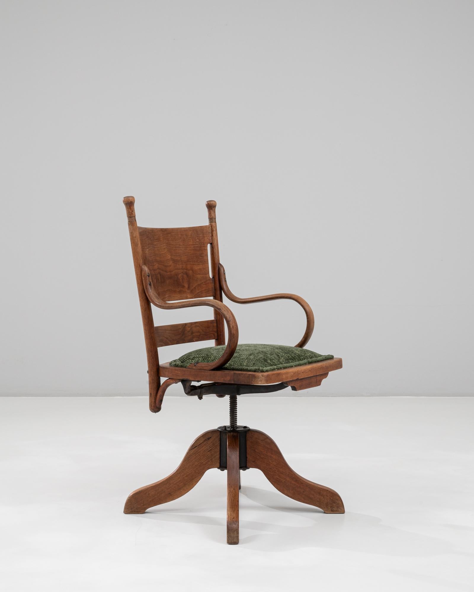 Fauteuil pivotant en bois français des années 1930 avec assise tapissée en vente 2