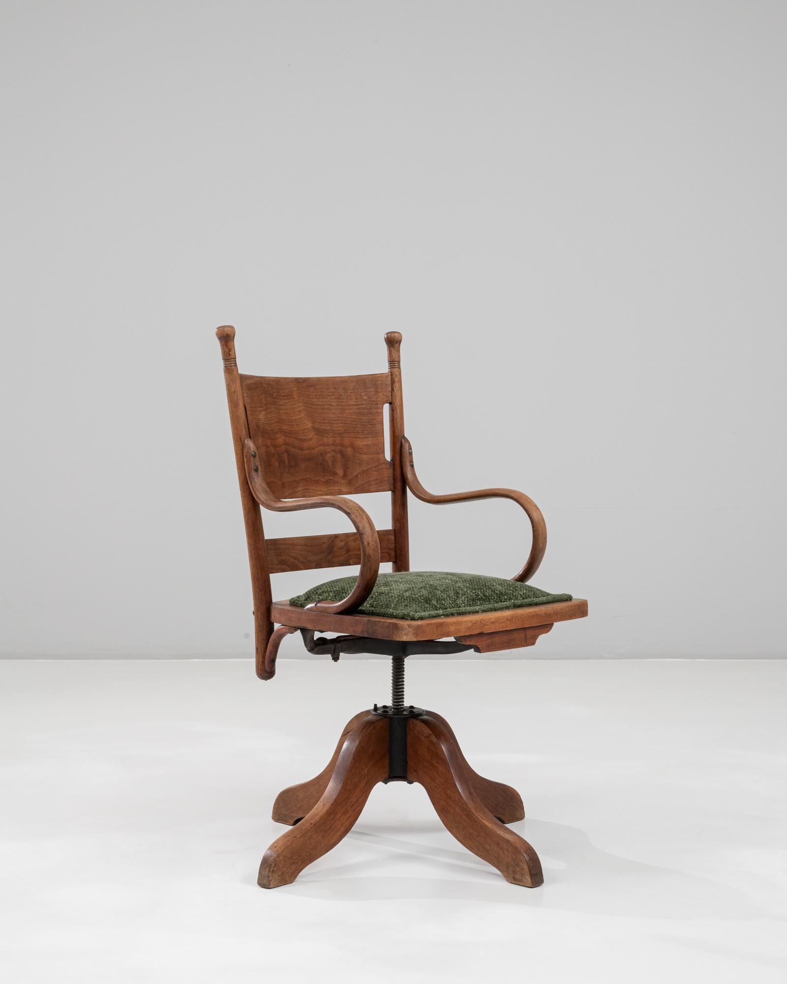 Fauteuil pivotant en bois français des années 1930 avec assise tapissée en vente 3