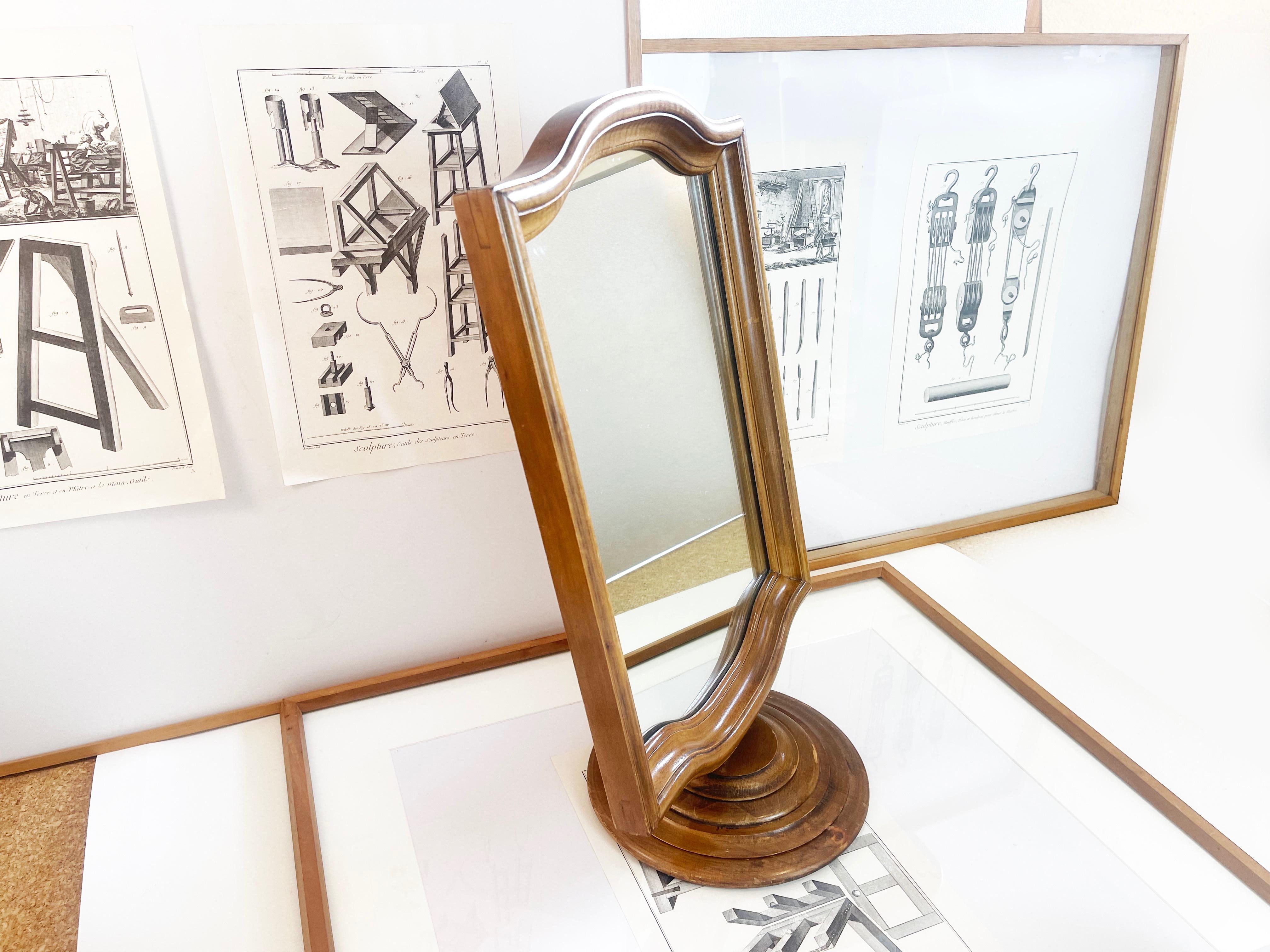 Fantastischer und absolut seltener Schminkspiegel aus Walnussholz.
1930er Jahre, spätes Art déco bis Mitte des Jahrhunderts, wahrscheinlich Italien oder Deutschland.
Handgefertigter, abgeschrägter Rahmen auf einem runden, gedrechselten