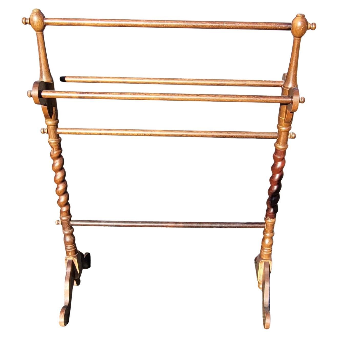 A early 20th century George III style mahogany barley twist quilts rack, blankets rack or towel rack.
Measures 29.5