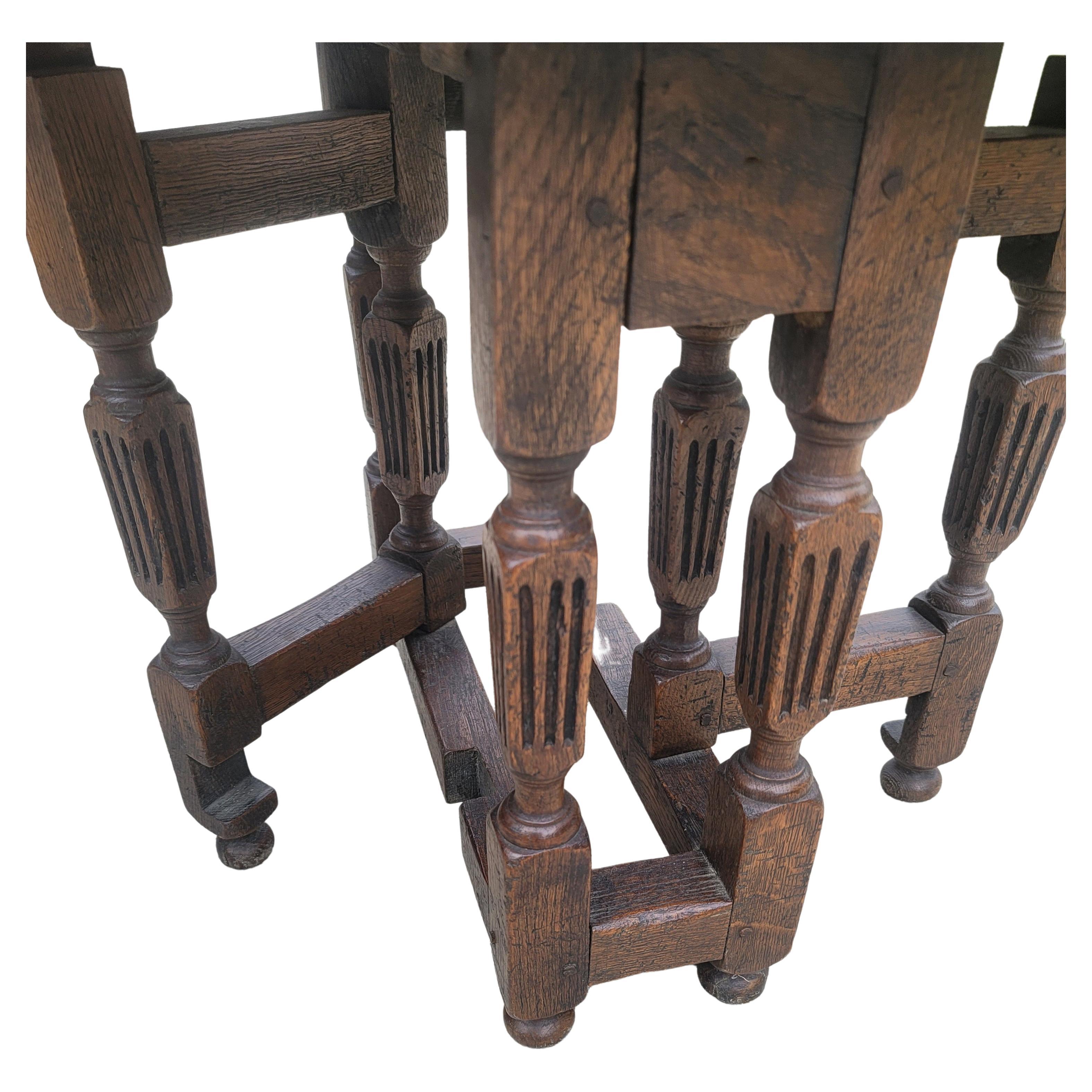 1930s George III Style Oak Diminutive Drop-Leaf Gate-Leg Table In Good Condition For Sale In Germantown, MD