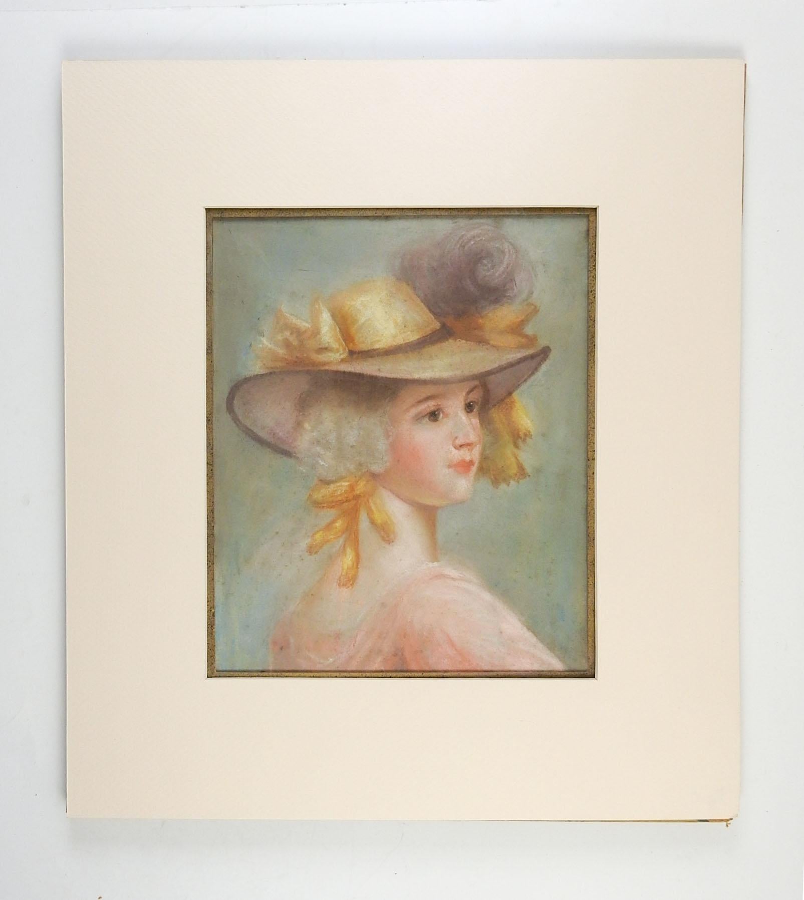 Pastellporträt auf Papier einer Frau in einem blassrosa Kleid aus der georgianischen Ära und einer Haube mit gelben Bändern. Unsigniert, ca. 1930er Jahre. Ungerahmt, auf Karton montiert unter Passepartout, Öffnungsgröße 9L x 12H.
