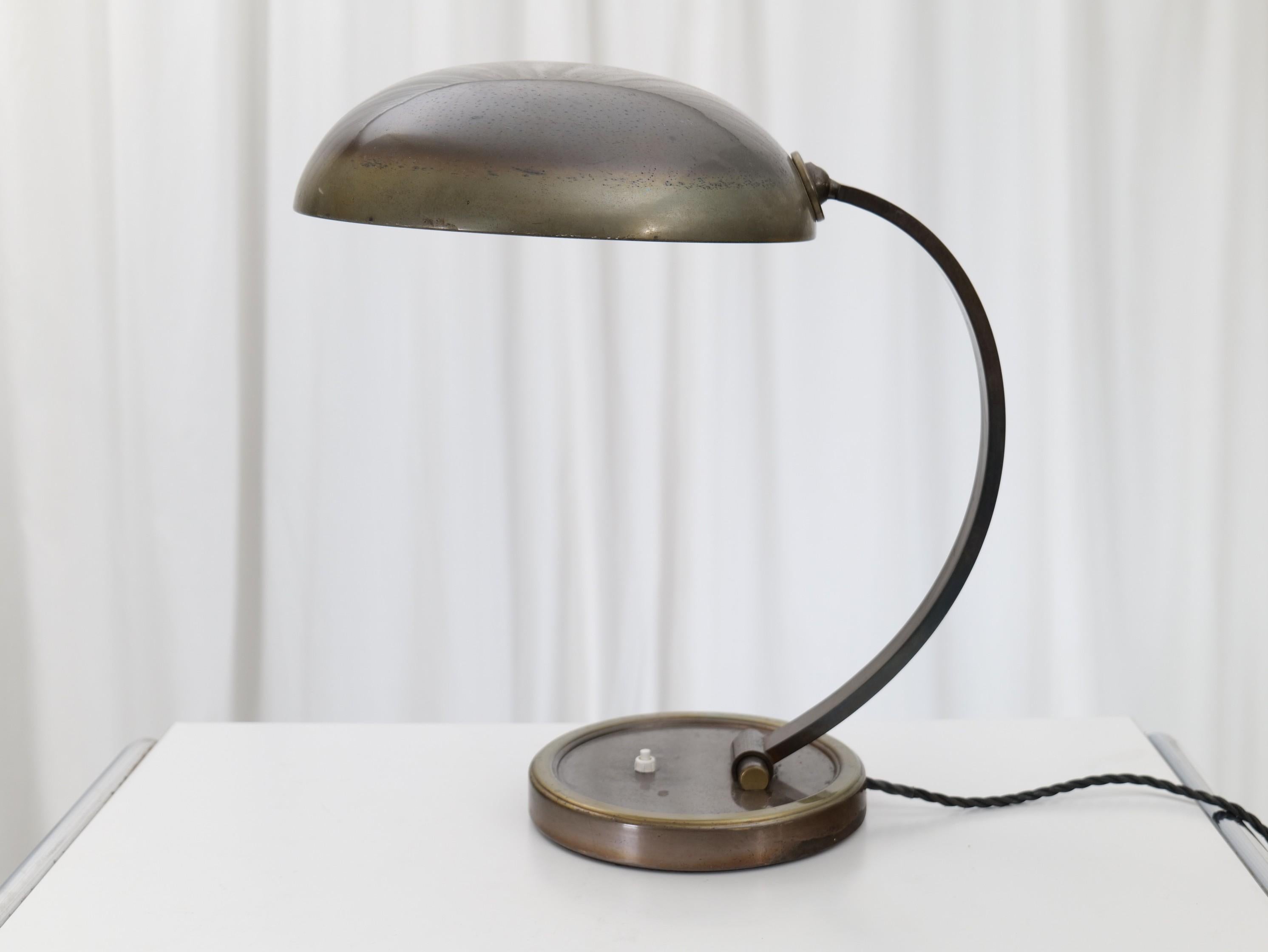Very rare burnished brass lamp from Gecos Brothers Cosack from the 1930s. With two tilt adjustments. Excellent workmanship and typical industrial design.

Dimensions:
50 cm height
30 cm width
 

up to 250 V - EU plug.