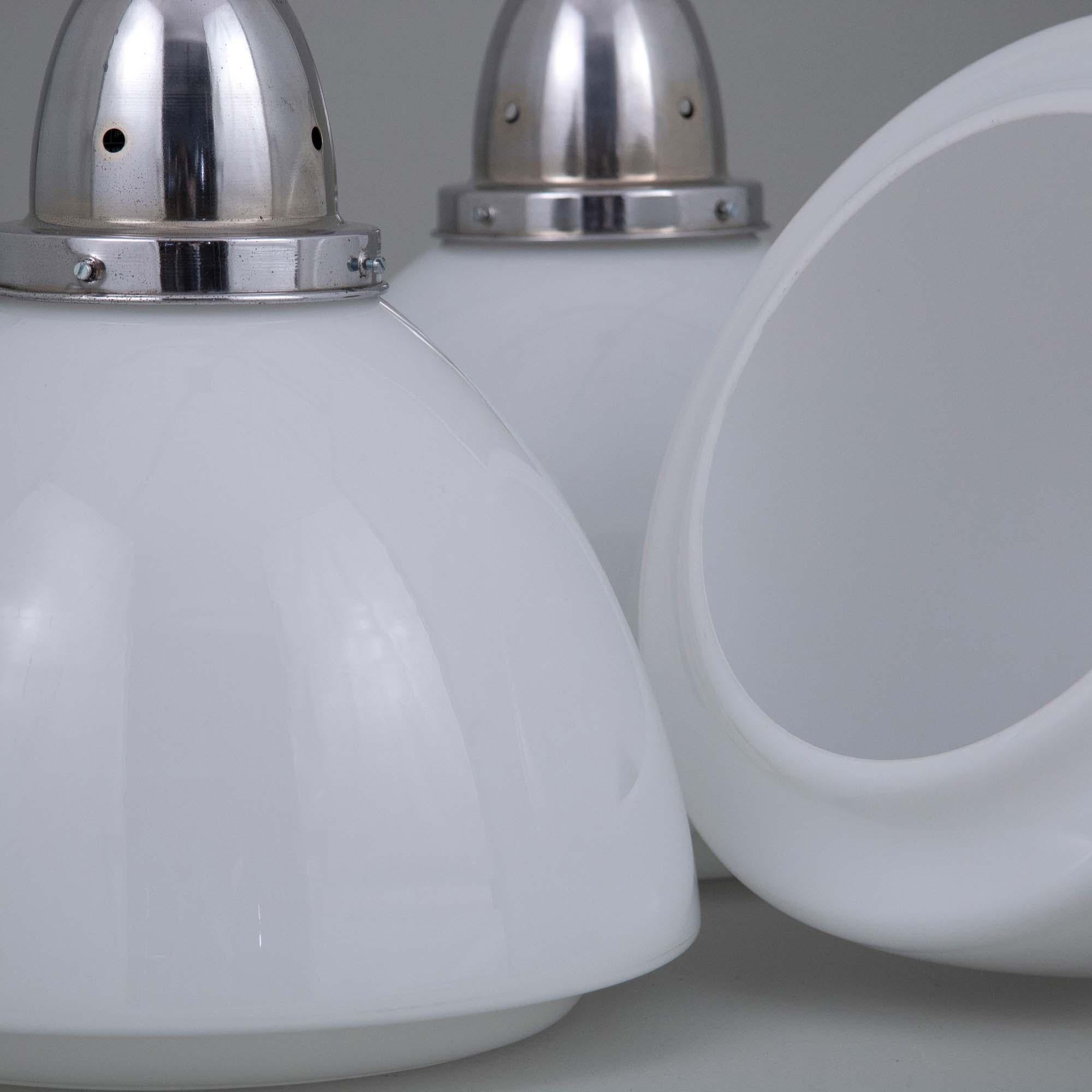 Lámpara colgante de opalina Art Decó alemana de los años 30 con galería cromada original en Bueno estado para la venta en Leicester, Leicestershire