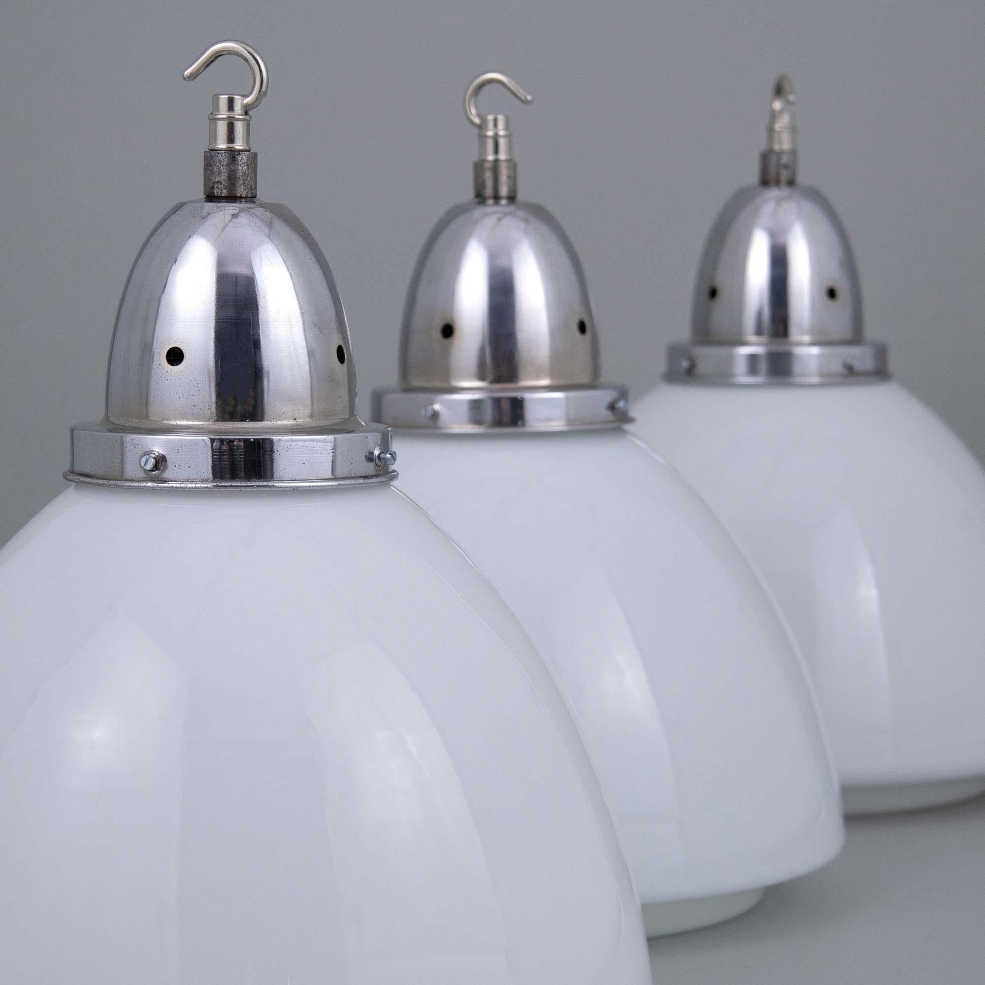 Lámpara colgante de opalina Art Decó alemana de los años 30 con galería cromada original mediados del siglo XX en venta