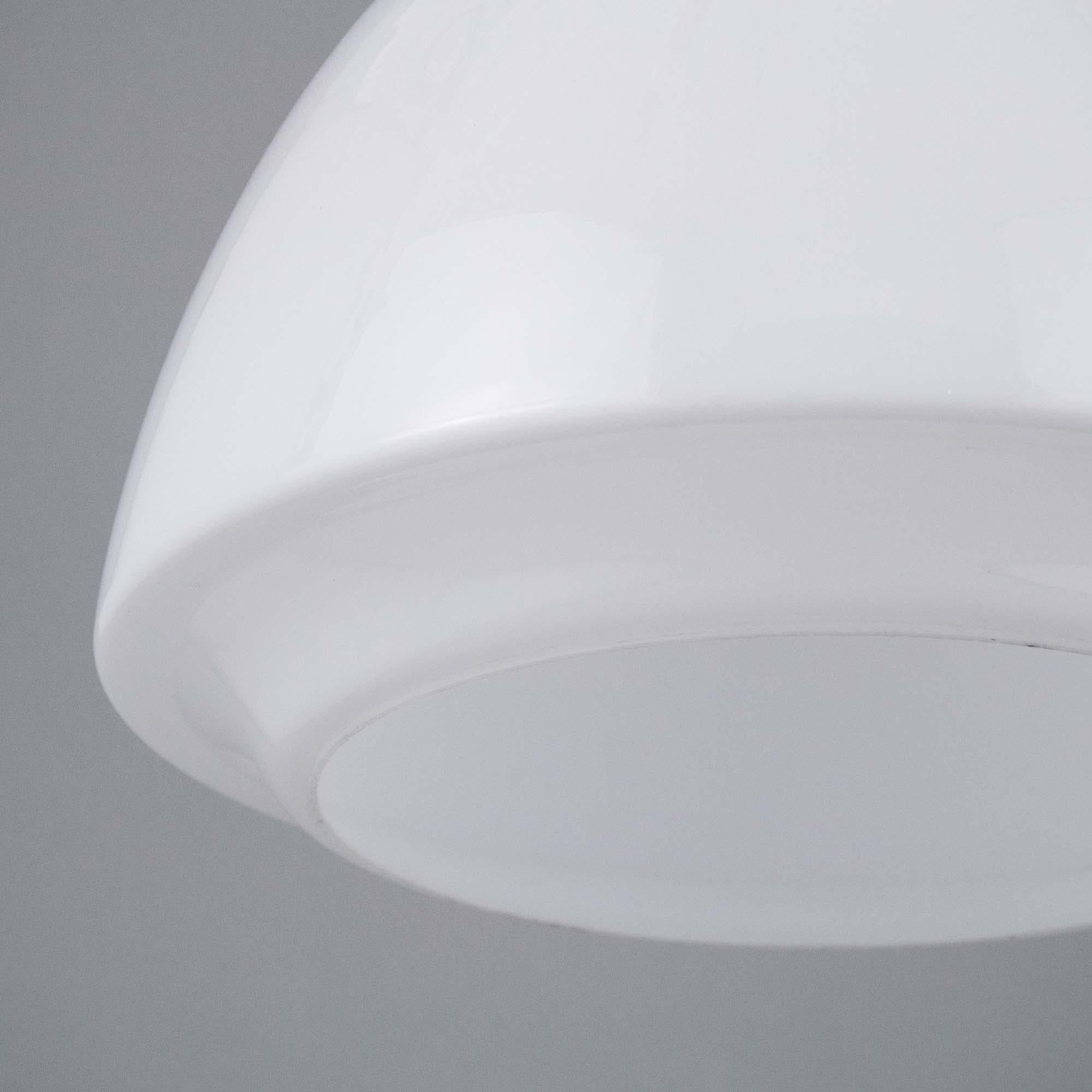 Lámpara colgante de opalina Art Decó alemana de los años 30 con galería cromada original Vidrio en venta