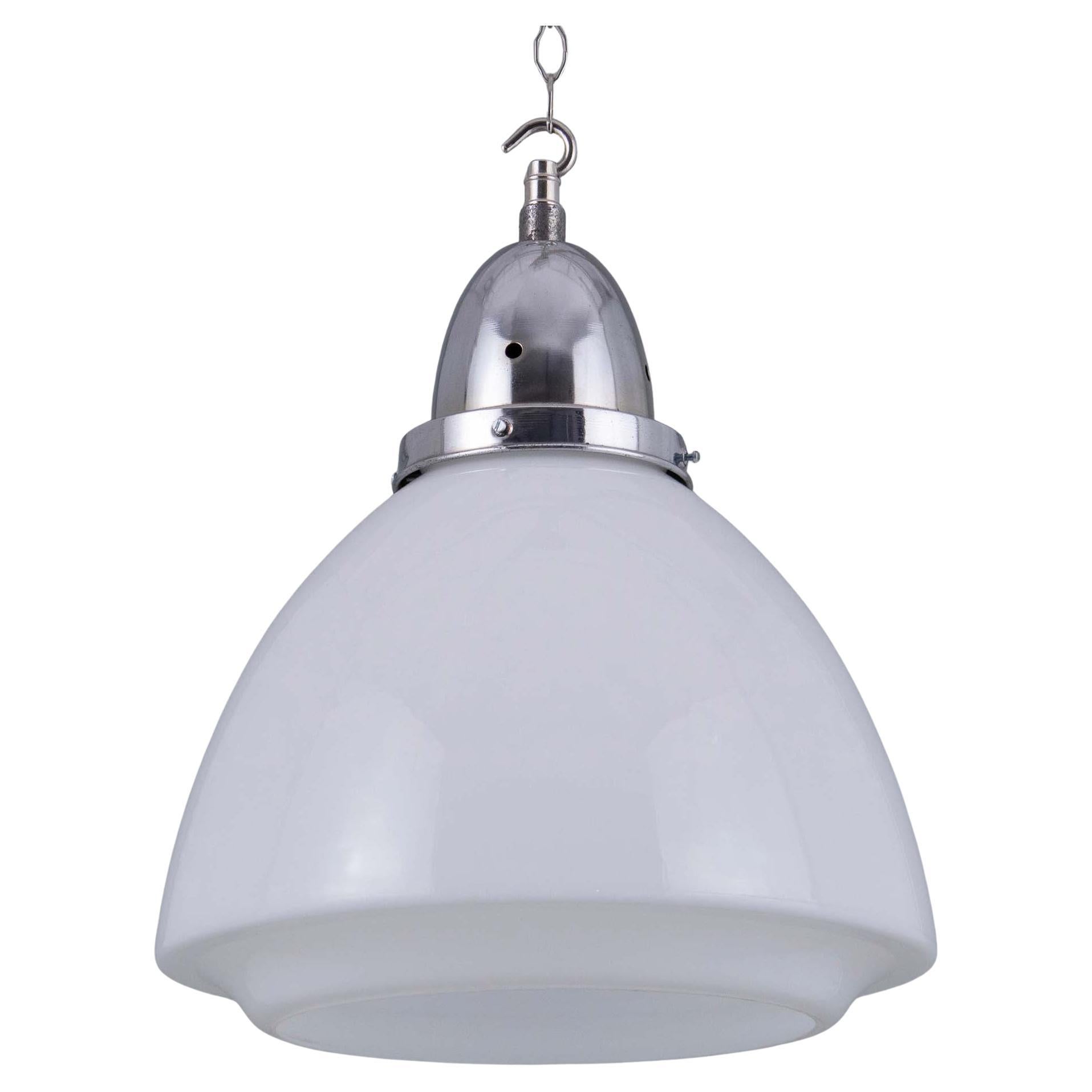 Lampada a sospensione opalina Art Deco tedesca degli anni 
30 con galleria cromata originale