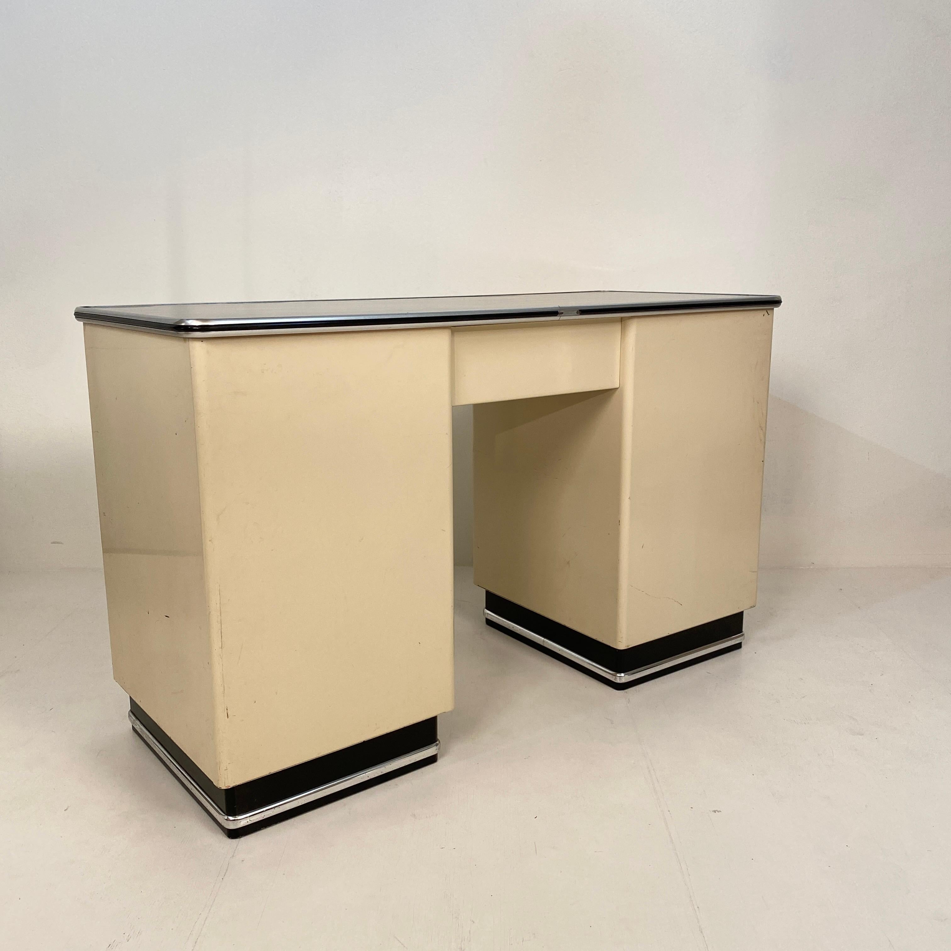1930s German Bauhaus Desk Out of White Lacquered Metal and a Black Linoleum Top 4