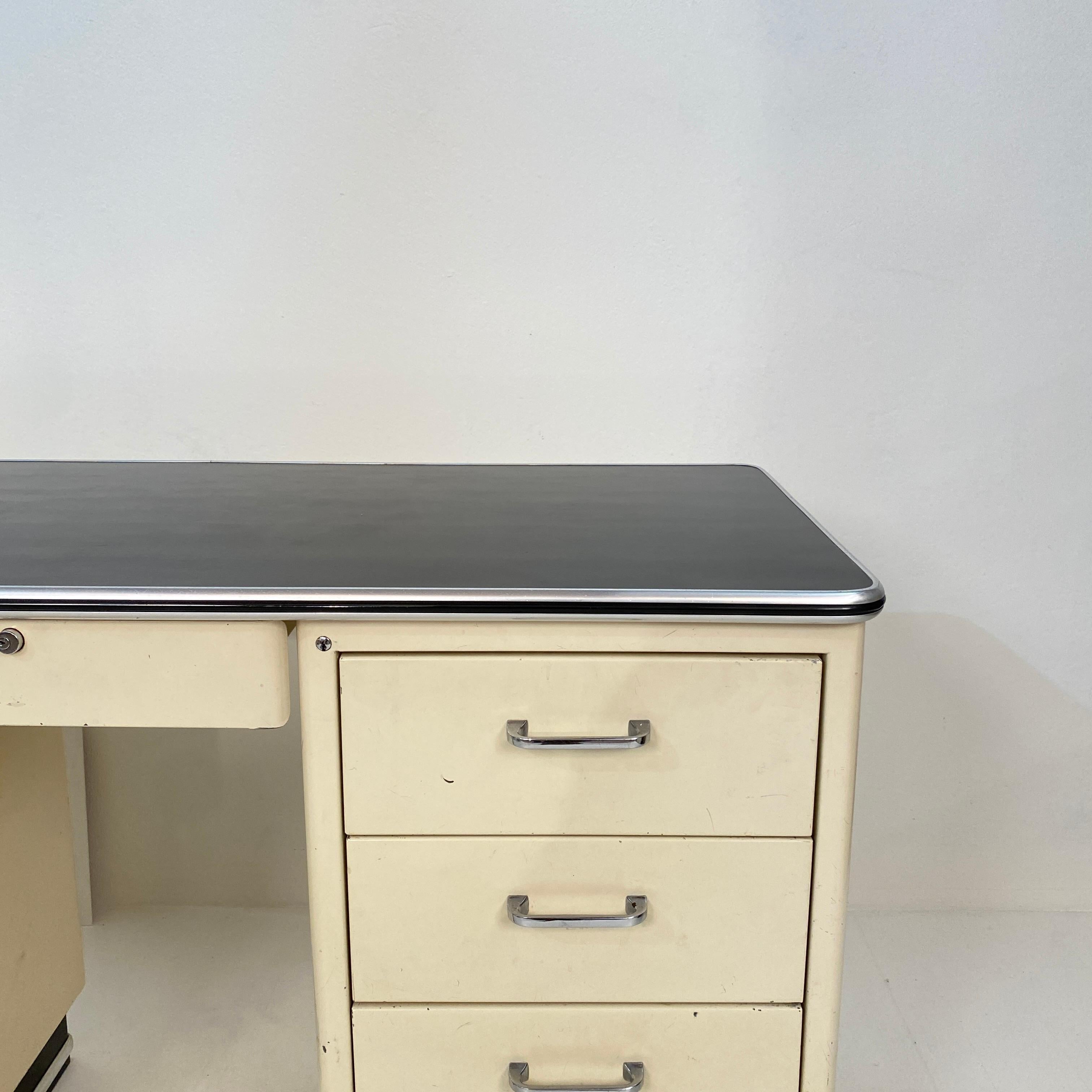 1930s German Bauhaus Desk Out of White Lacquered Metal and a Black Linoleum Top 5