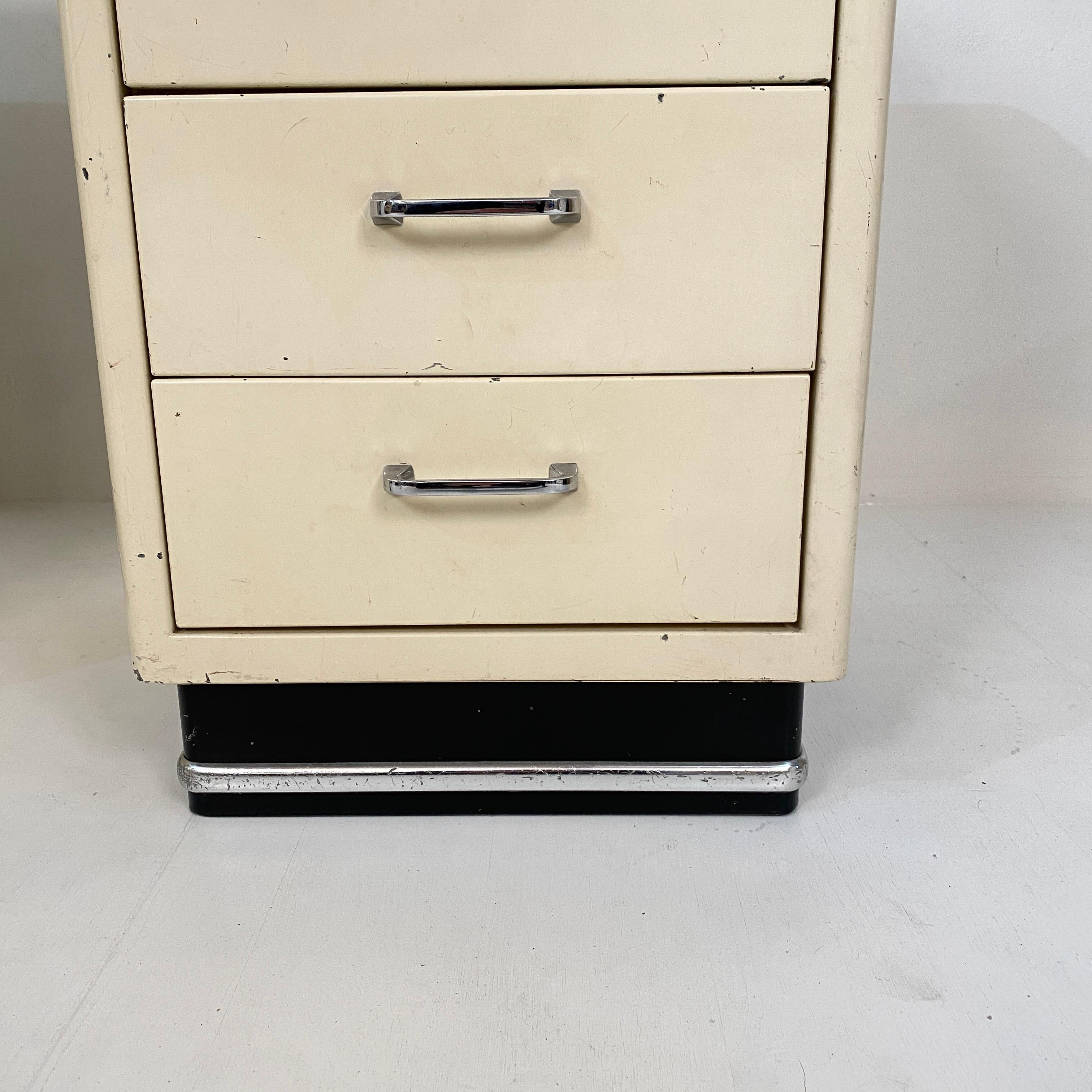 1930s German Bauhaus Desk Out of White Lacquered Metal and a Black Linoleum Top 6