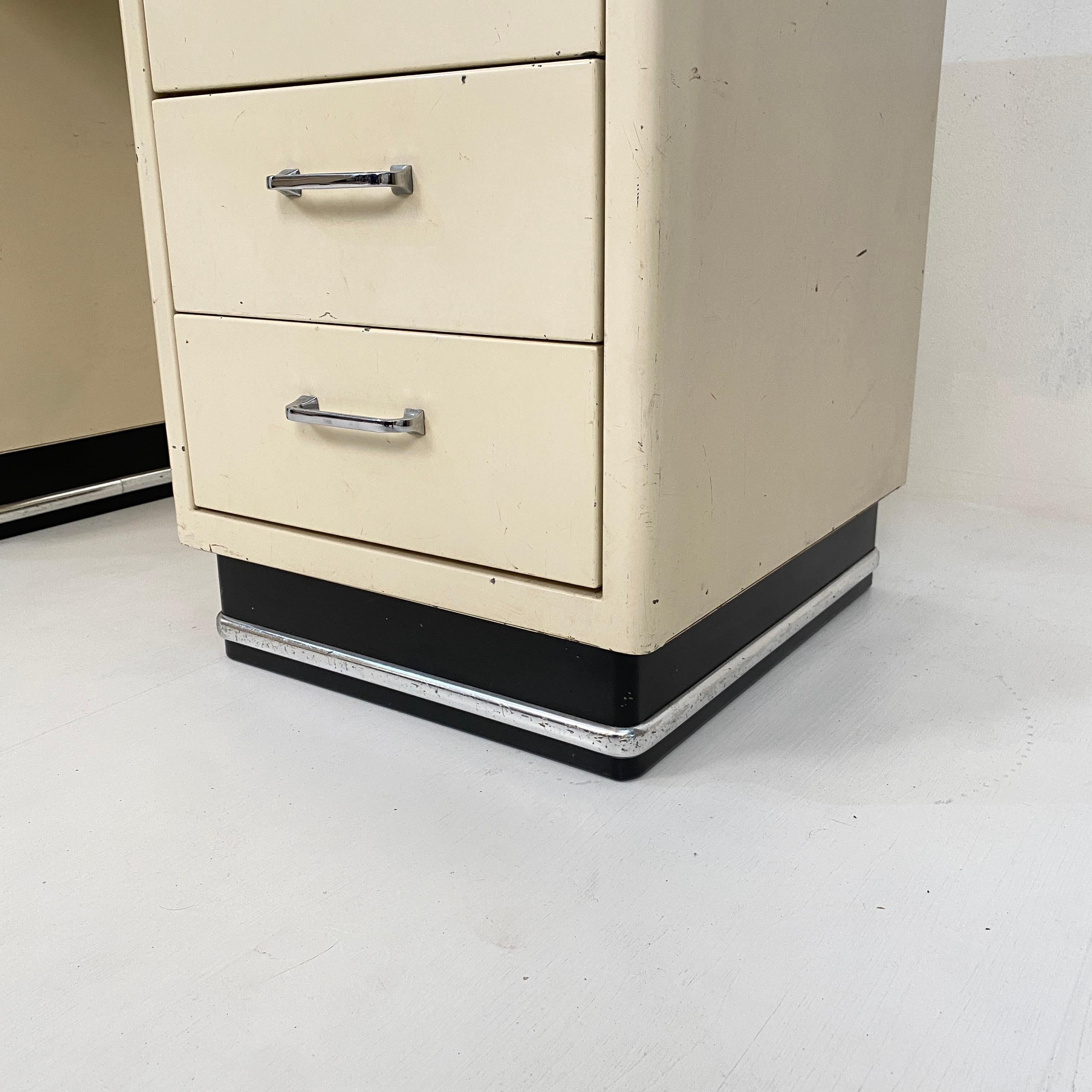 1930s German Bauhaus Desk Out of White Lacquered Metal and a Black Linoleum Top 7