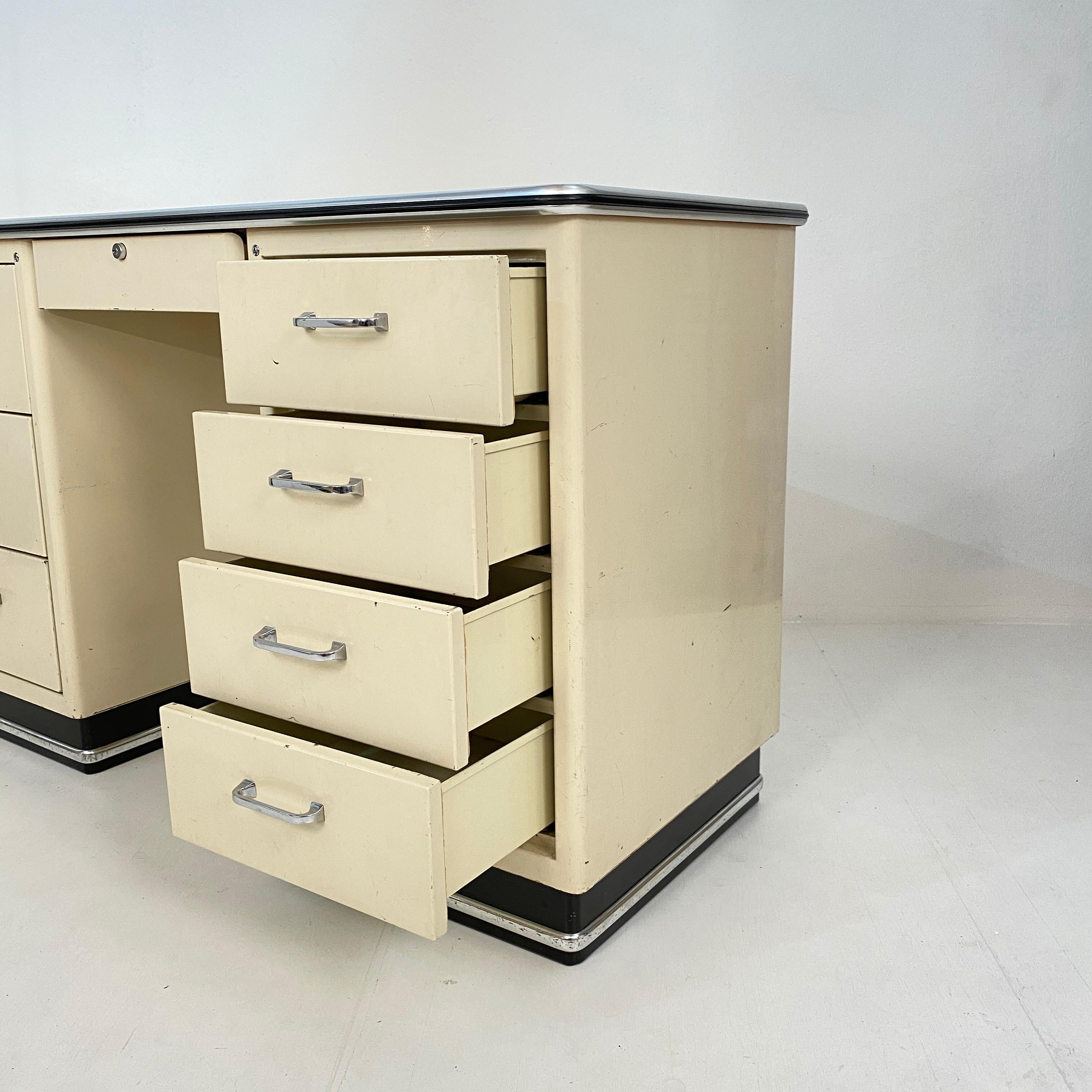 1930s German Bauhaus Desk Out of White Lacquered Metal and a Black Linoleum Top 8