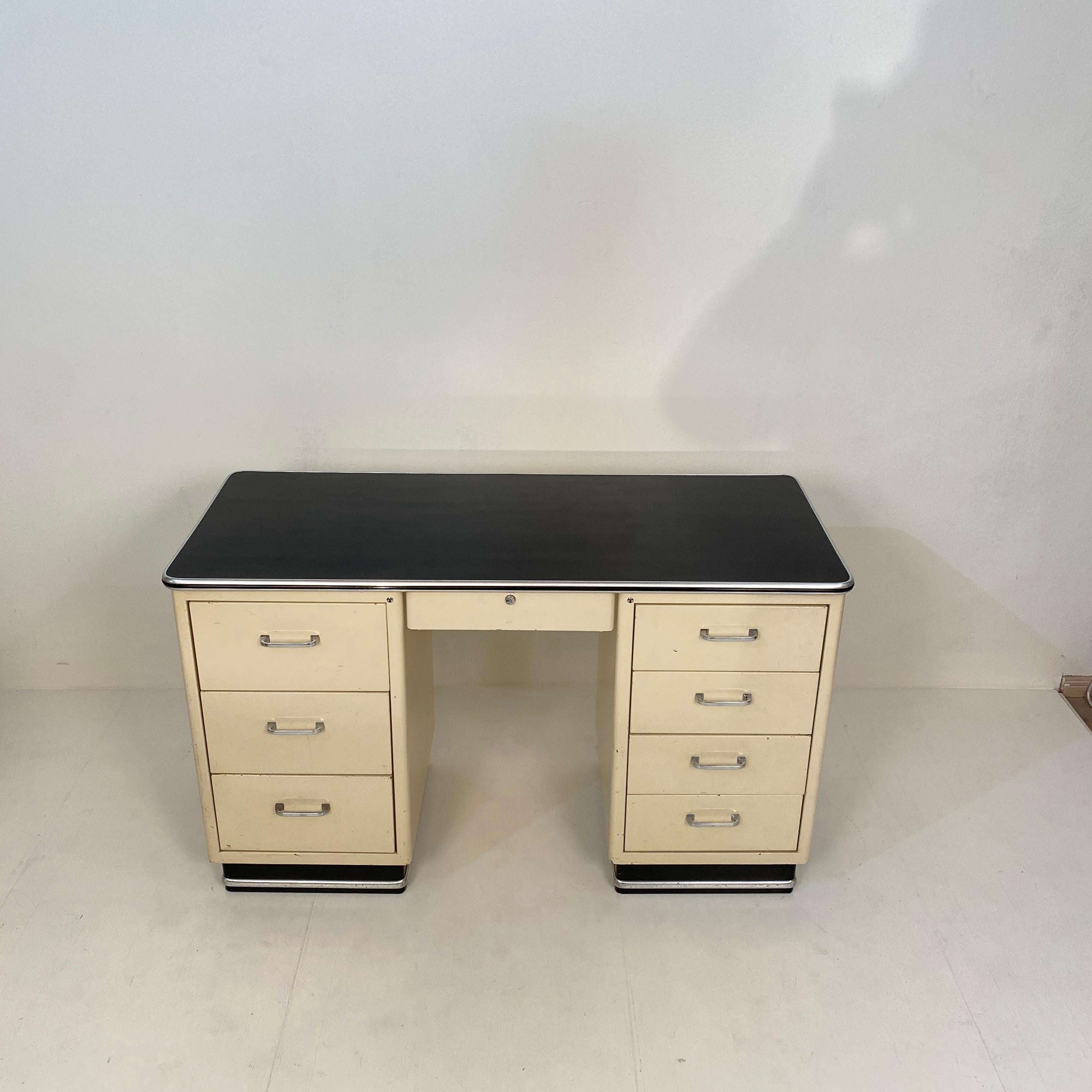 1930s German Bauhaus Desk Out of White Lacquered Metal and a Black Linoleum Top 9