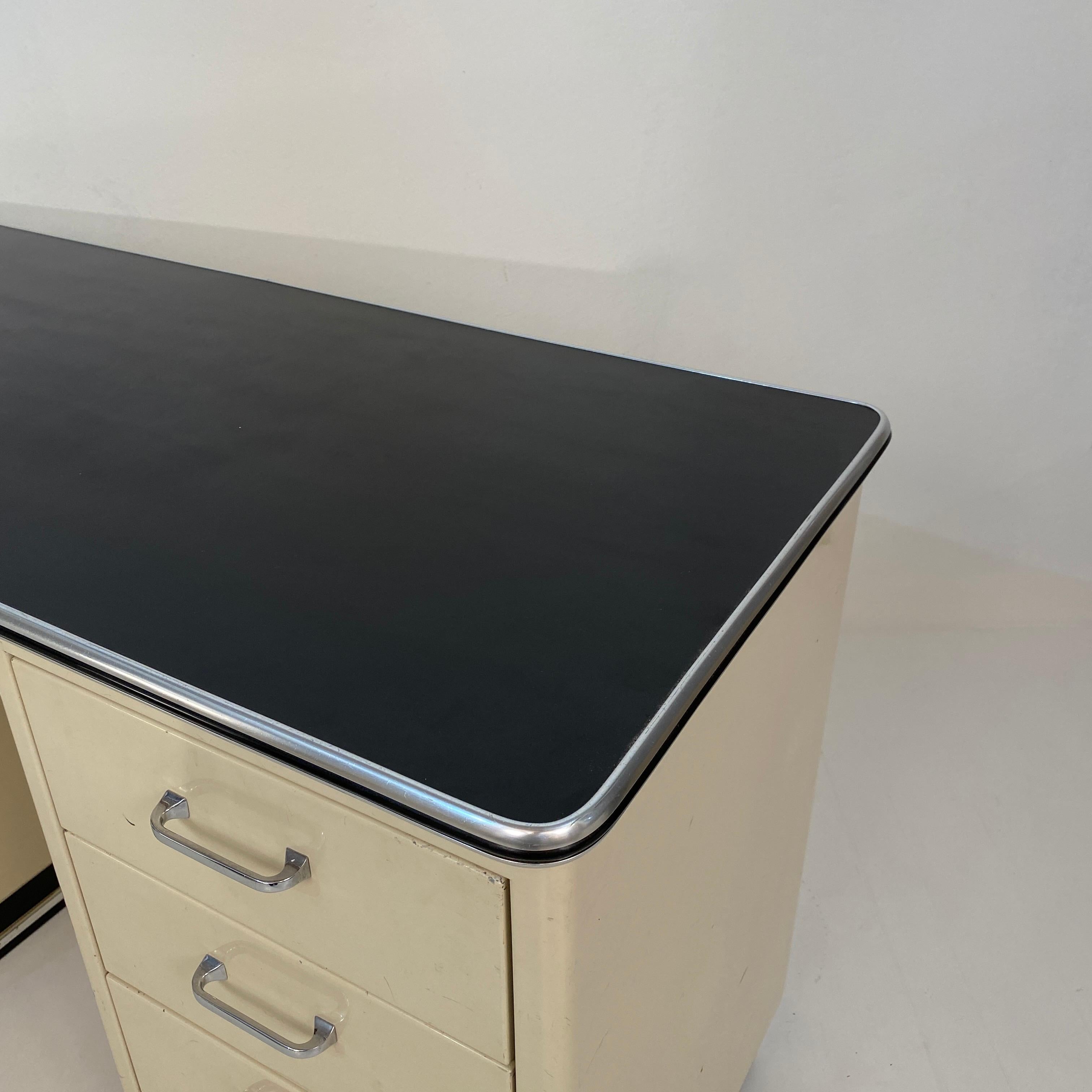 1930s German Bauhaus Desk Out of White Lacquered Metal and a Black Linoleum Top 10