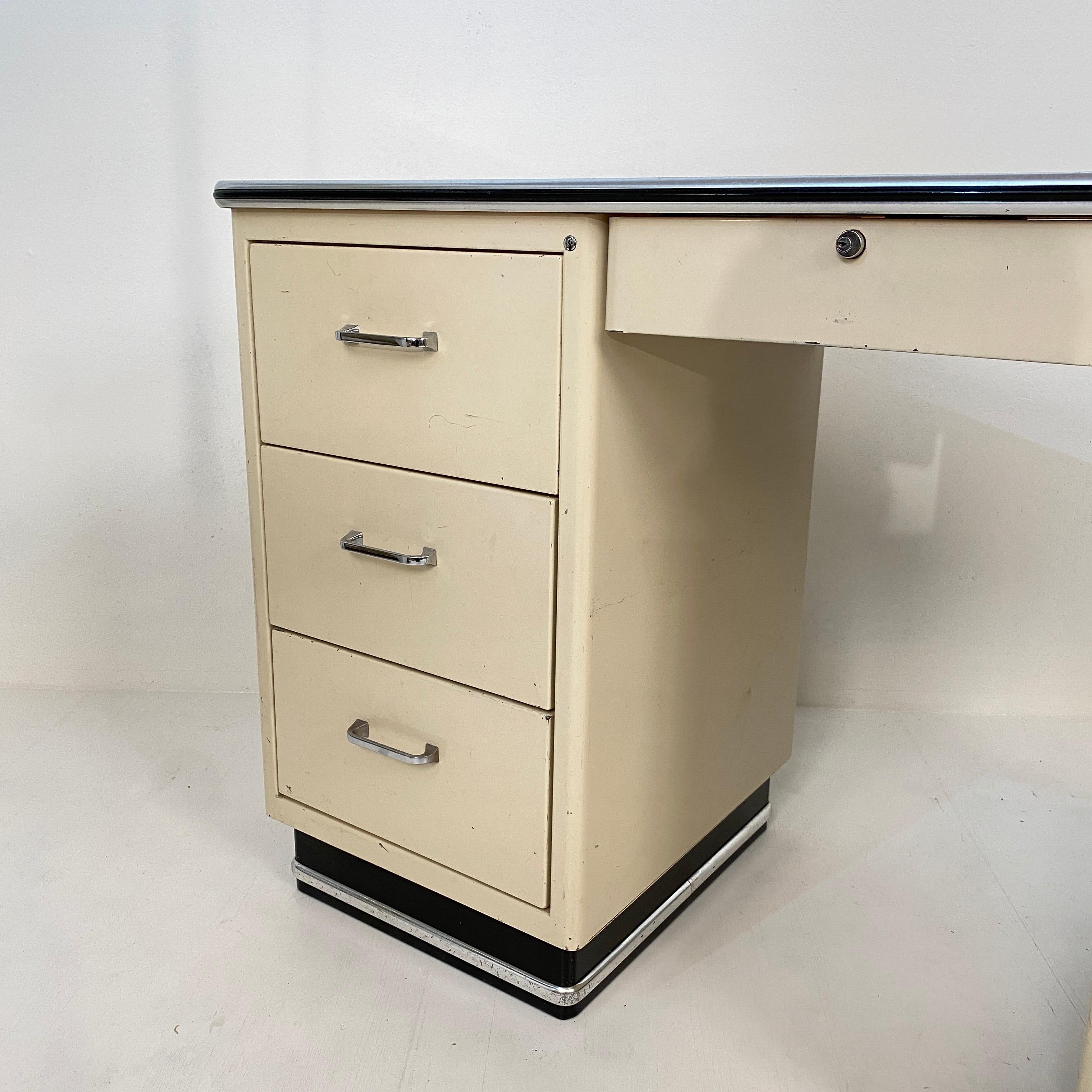 1930s German Bauhaus Desk Out of White Lacquered Metal and a Black Linoleum Top 11