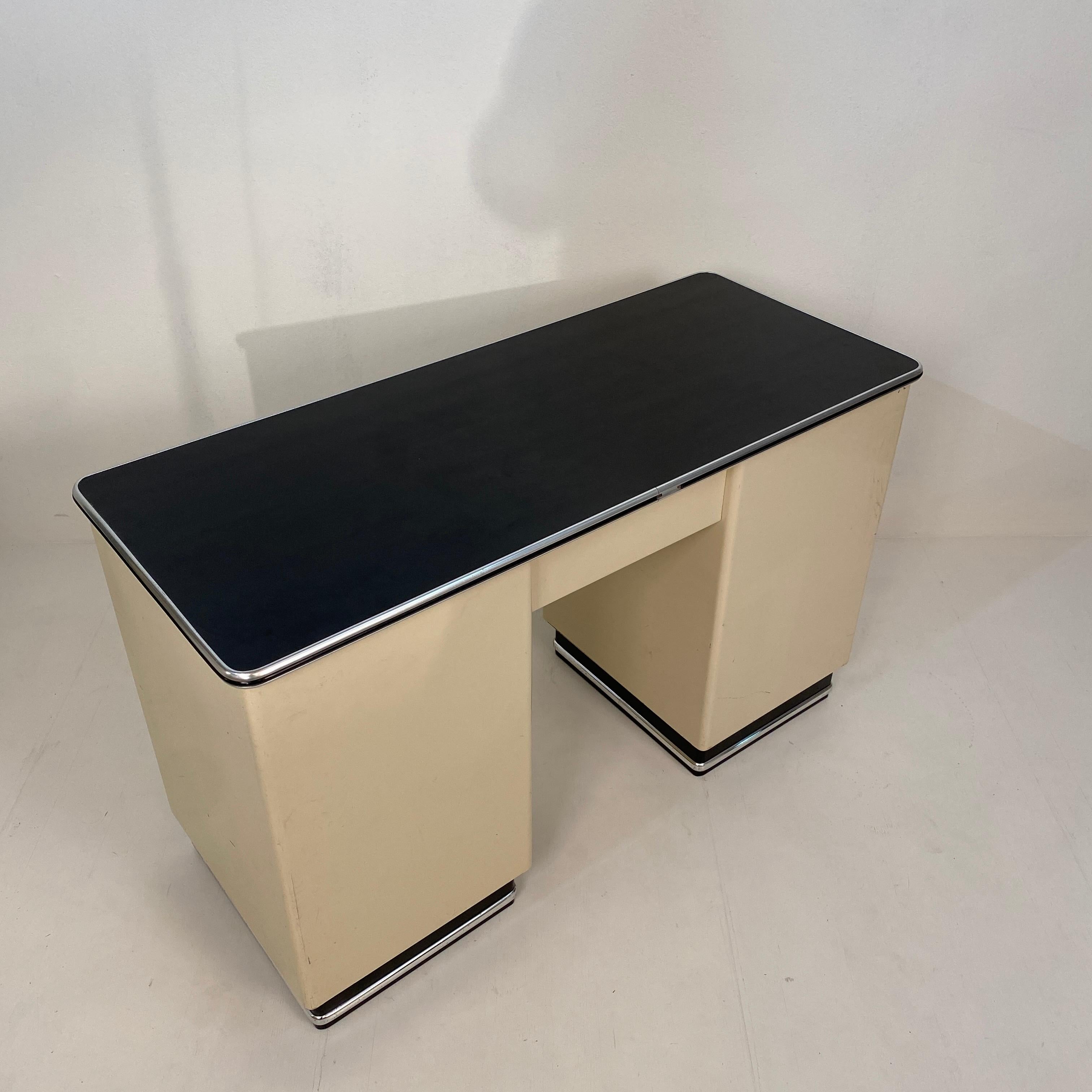 1930s German Bauhaus Desk Out of White Lacquered Metal and a Black Linoleum Top 14