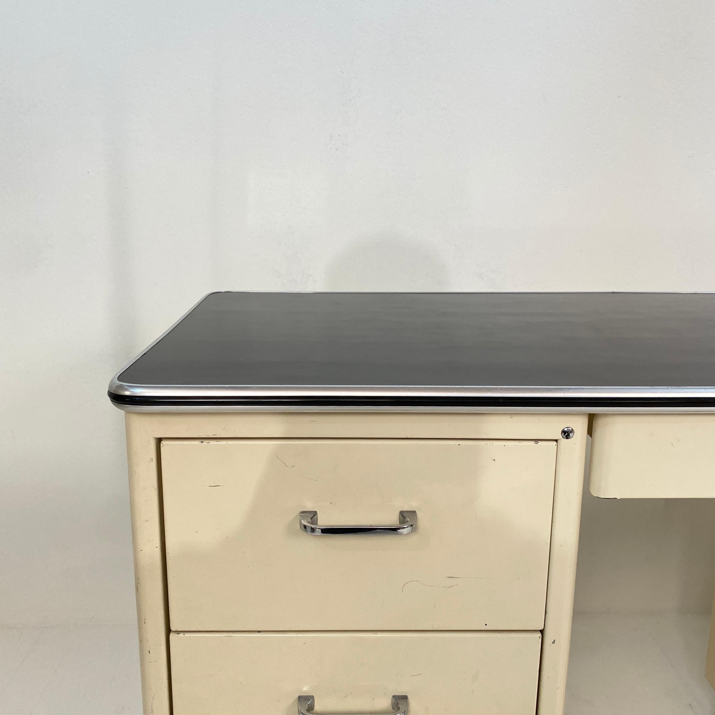 1930s German Bauhaus Desk Out of White Lacquered Metal and a Black Linoleum Top 3