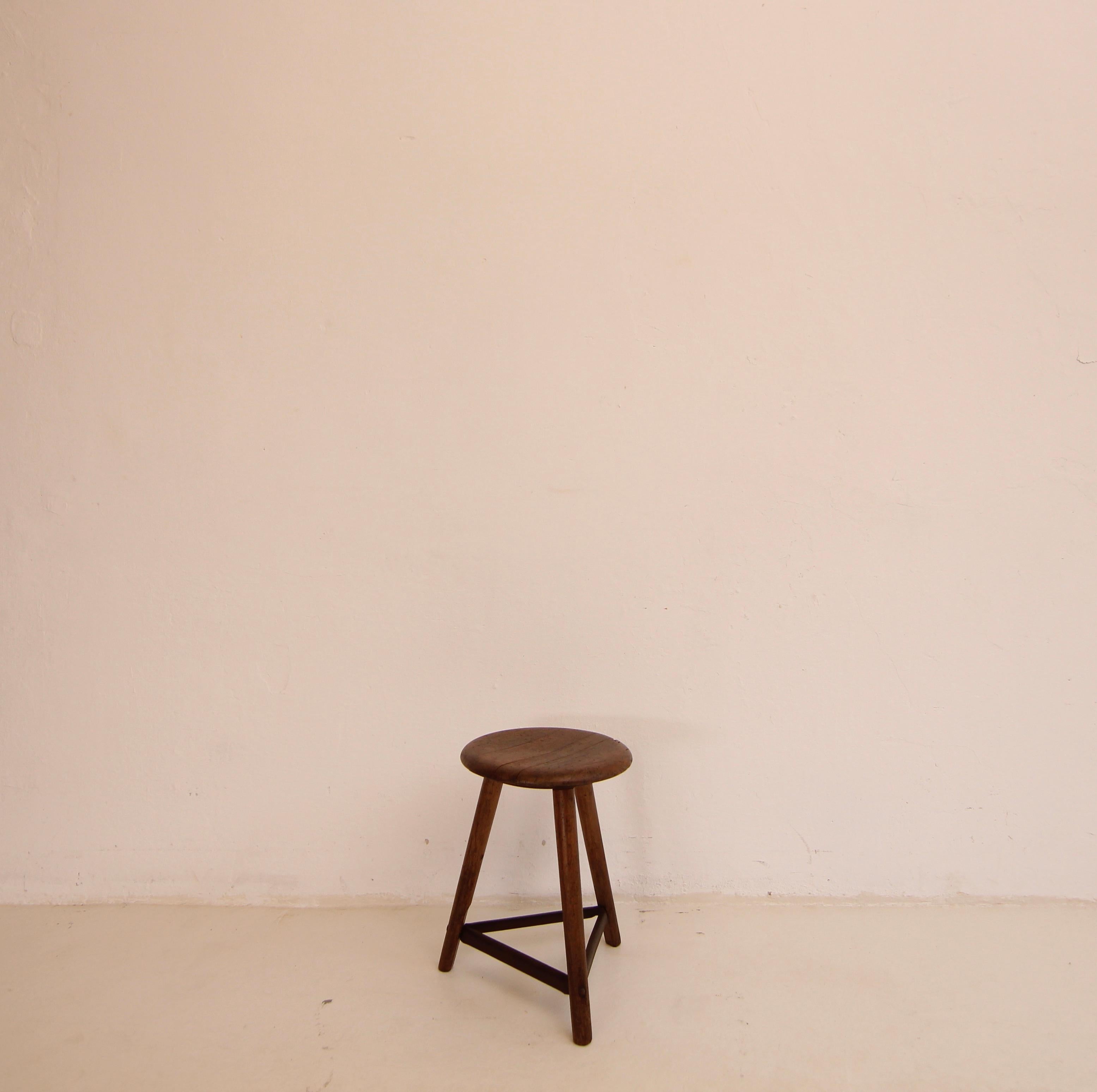 A wooden AMA stool tripod stool from the 1930s. Manufacturer Albert Menger A.-G. Stoffelsmühle near Nordhalben (Upper Franconia).

Round seat on 3 slightly flared legs with metal joints.

Very nice original patina.

Dimensions
48.5 cm / 19.09 inch