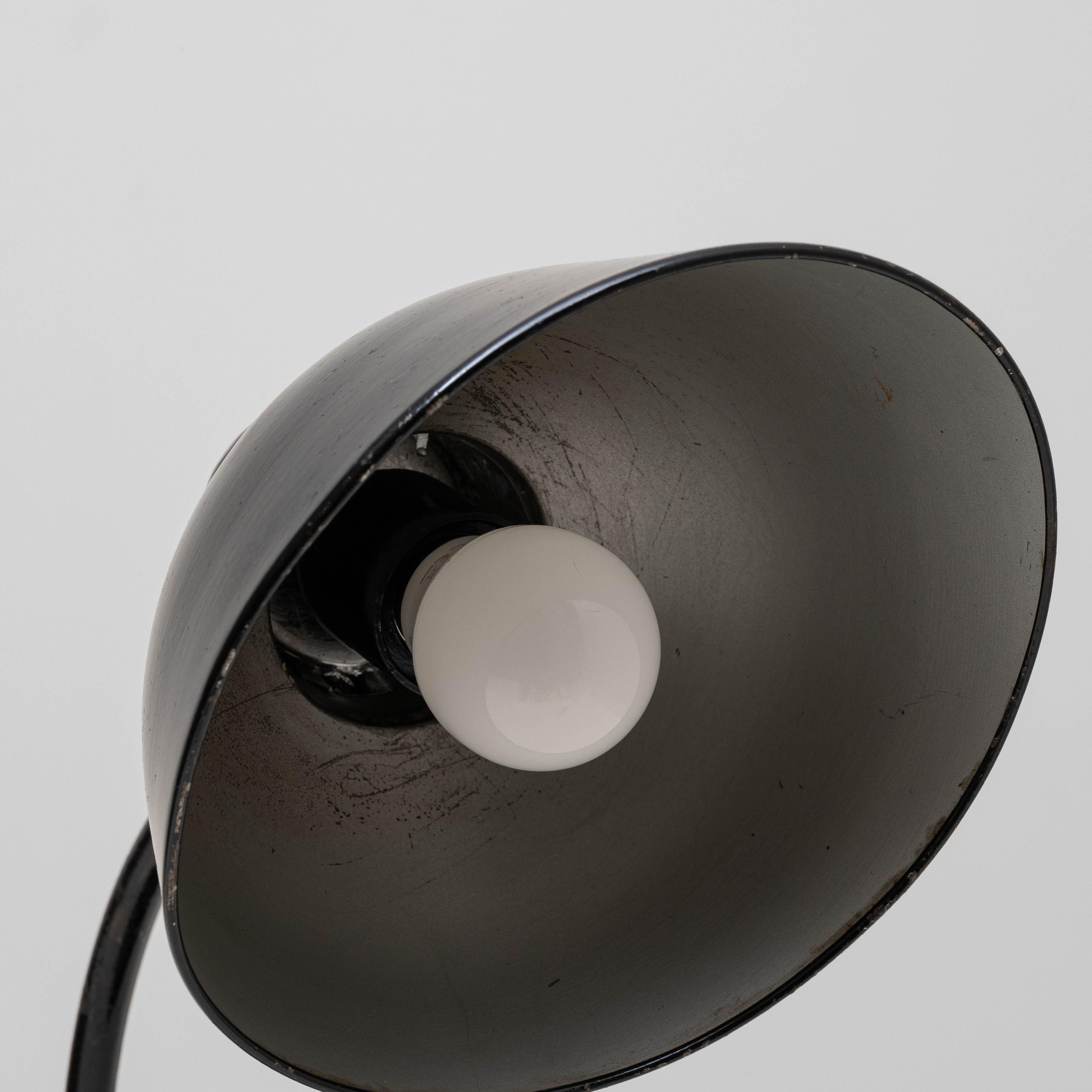 Lámpara de mesa alemana de metal modelo L99 de los años 30, de Siemens en venta 11