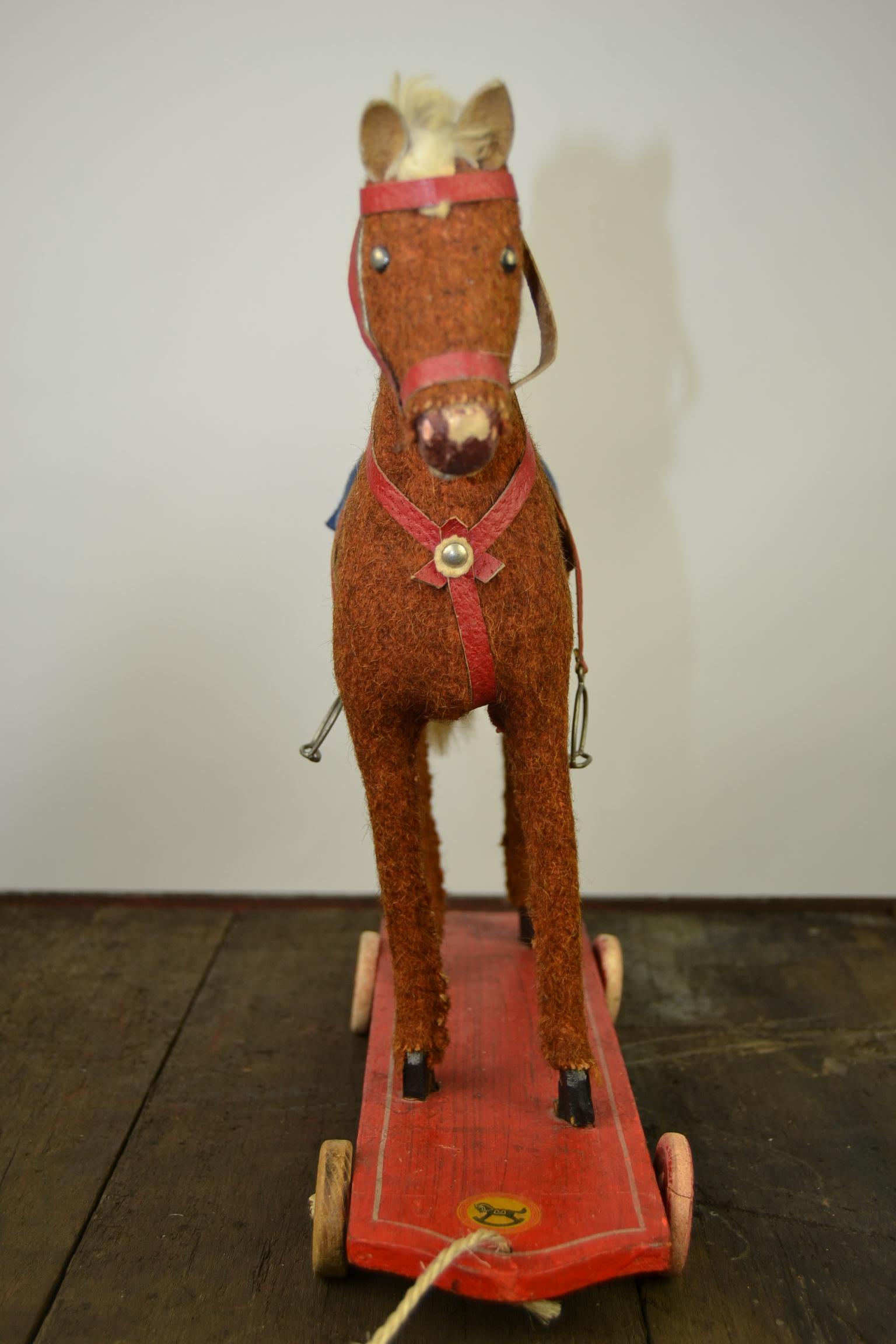 1930s German Pull Toy Horse , Burlap Over Wood In Good Condition For Sale In Antwerp, BE