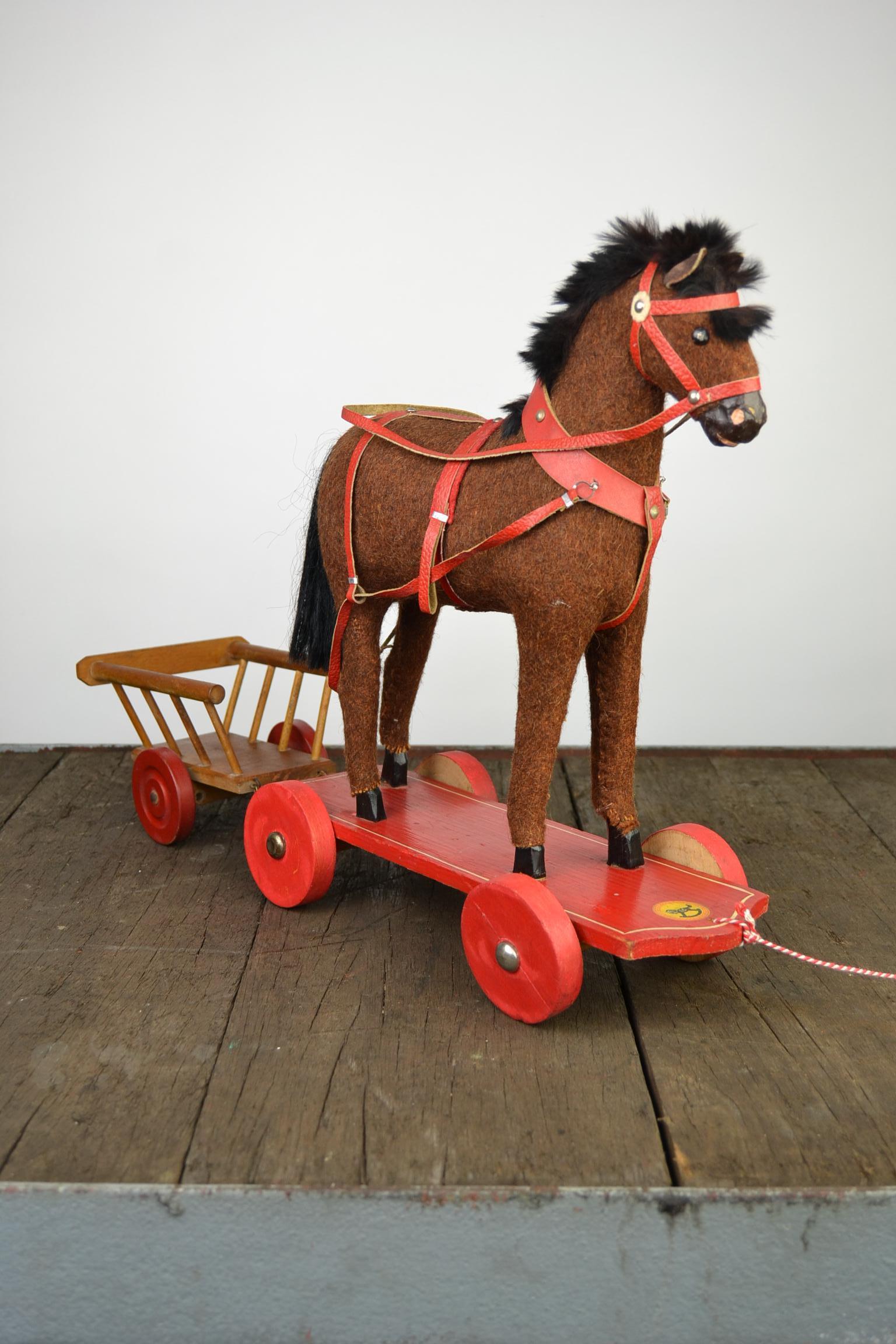1930s German Pull Toy Horse with Cart, Burlap over Wood In Good Condition For Sale In Antwerp, BE