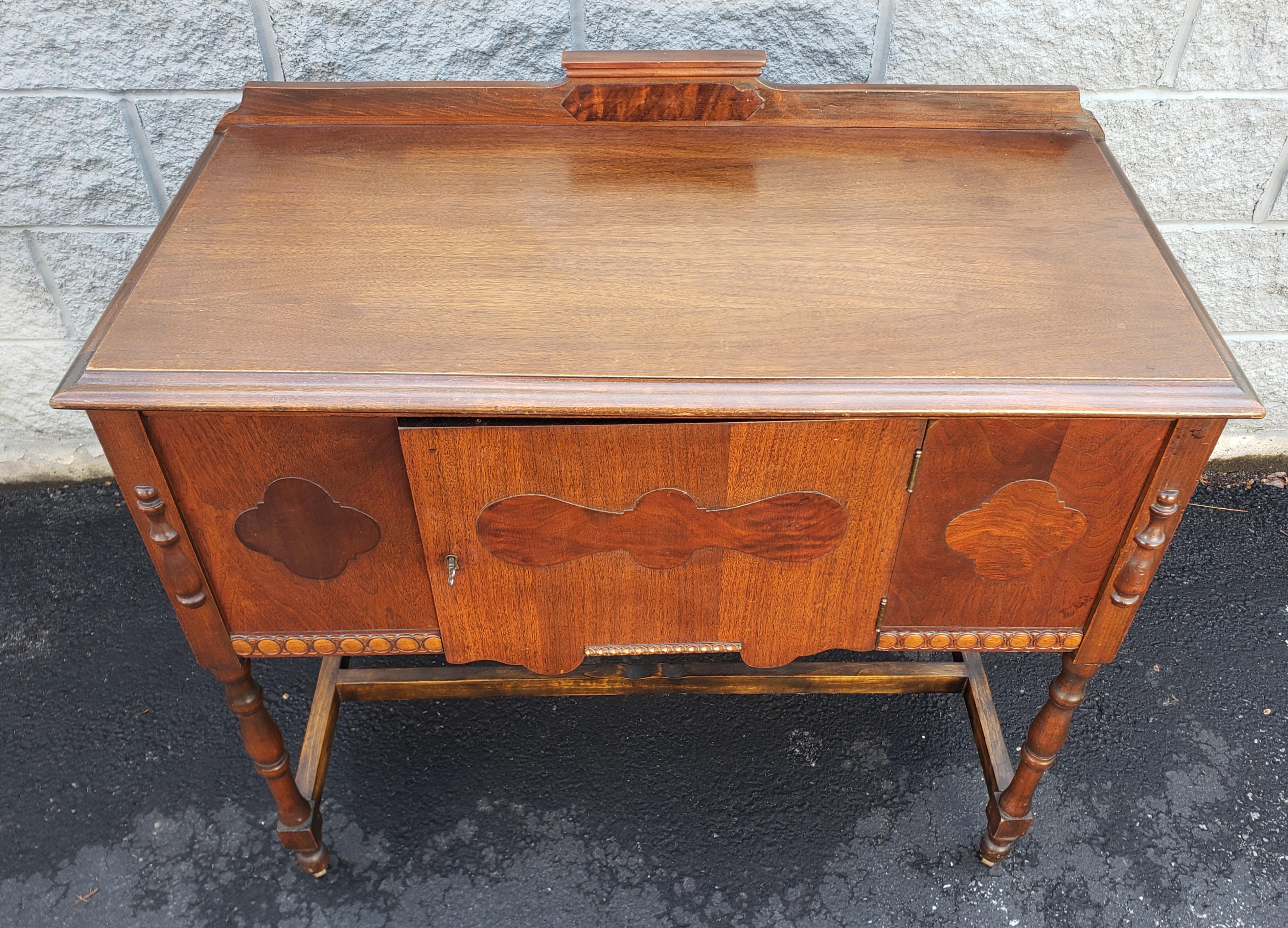 1930s Gettysburg Furniture Co. Art Deco Rolling Mahogany Credenza Buffet Server In Good Condition In Germantown, MD