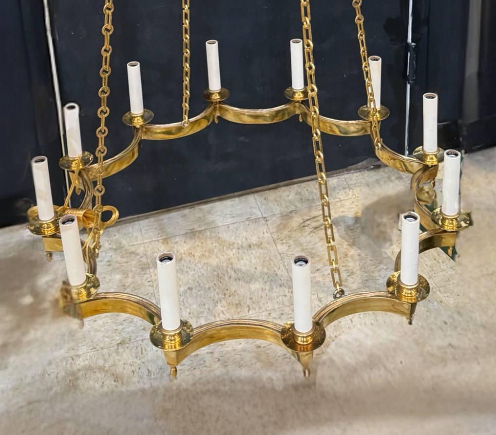 Lustre français à deux étages, de forme festonnée, à 24 lumières, datant des années 1930. Nouveau câblage (UL)