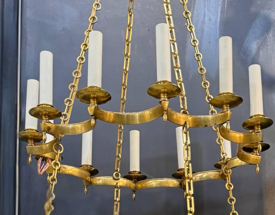Provincial français Bronze doré des années 1930 à deux rangs festonnés  Chandelier en forme avec 24 Lights en vente