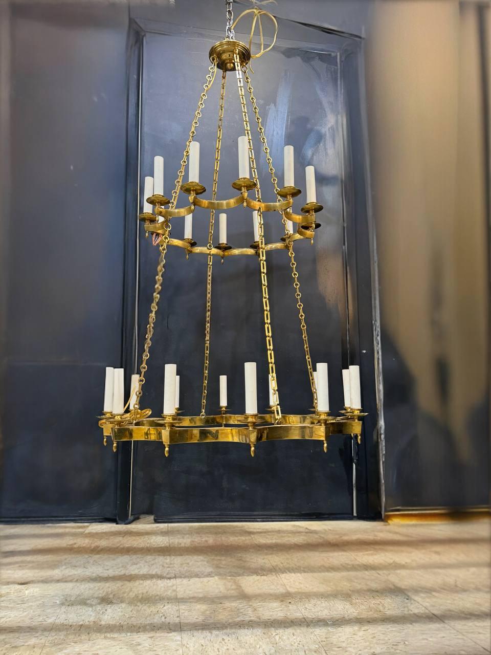 Français Bronze doré des années 1930 à deux rangs festonnés  Chandelier en forme avec 24 Lights en vente